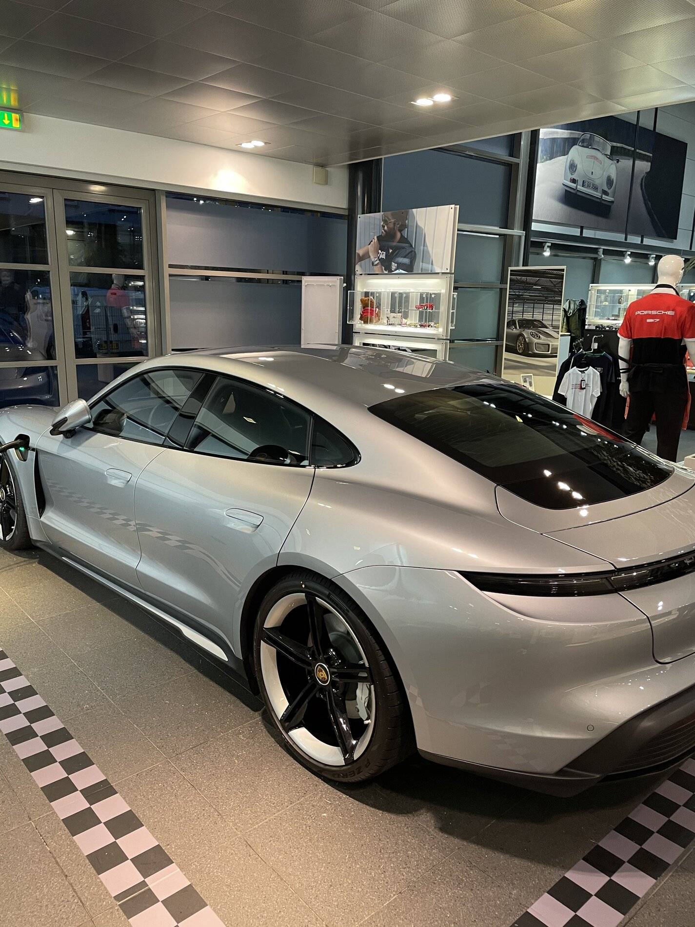 Porsche Taycan DOLOMITE SILVER Taycan Club FA2955CA-4779-4DBC-9055-678B74F61038