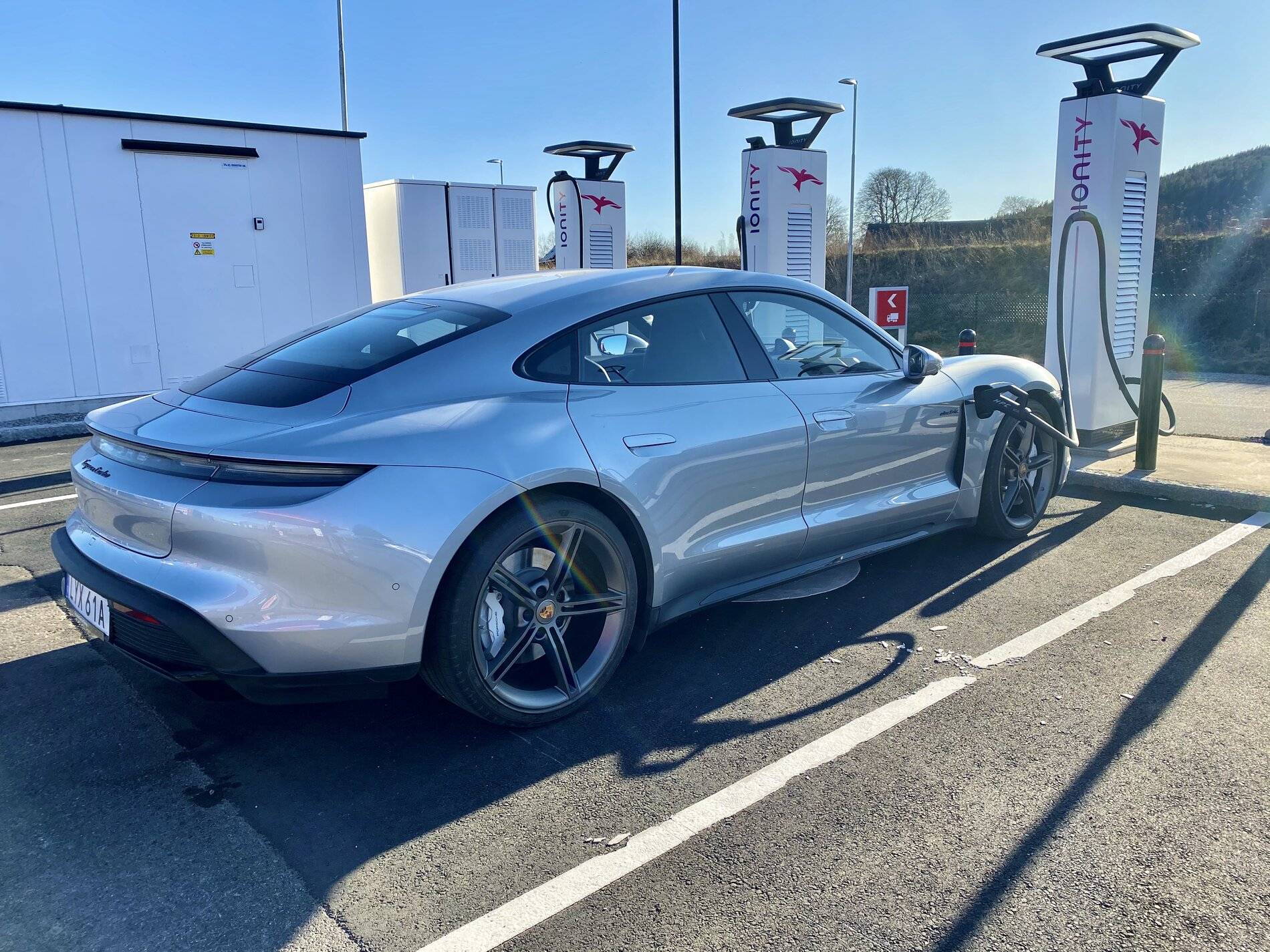 Porsche Taycan DOLOMITE SILVER Taycan Club F765B570-EA1E-42FE-B322-31D1BC7AA416