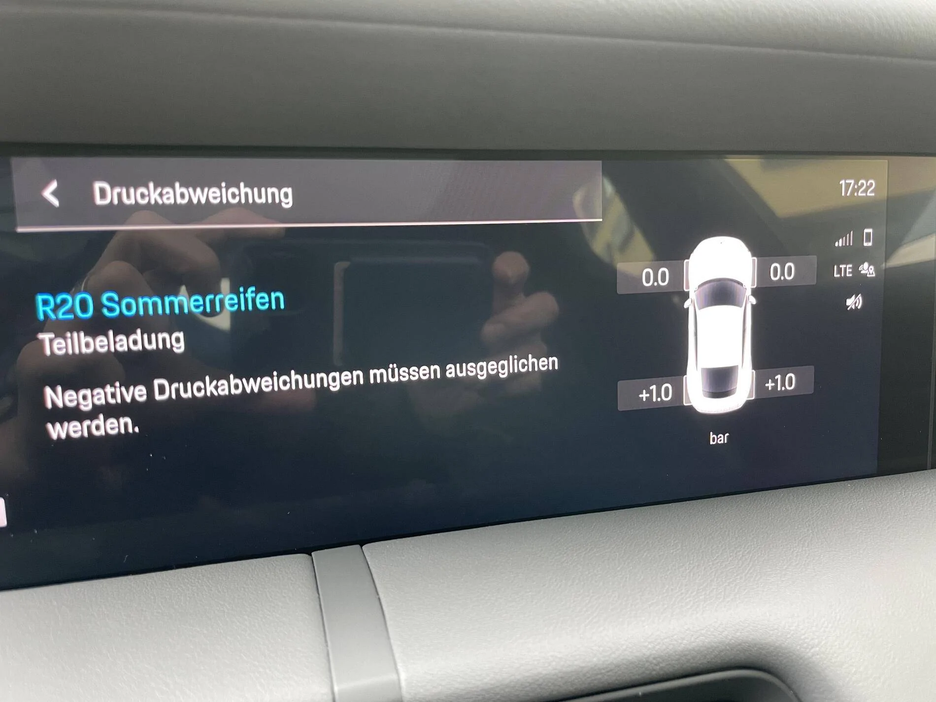 Porsche Taycan Tire pressure tempImageFPrMdX