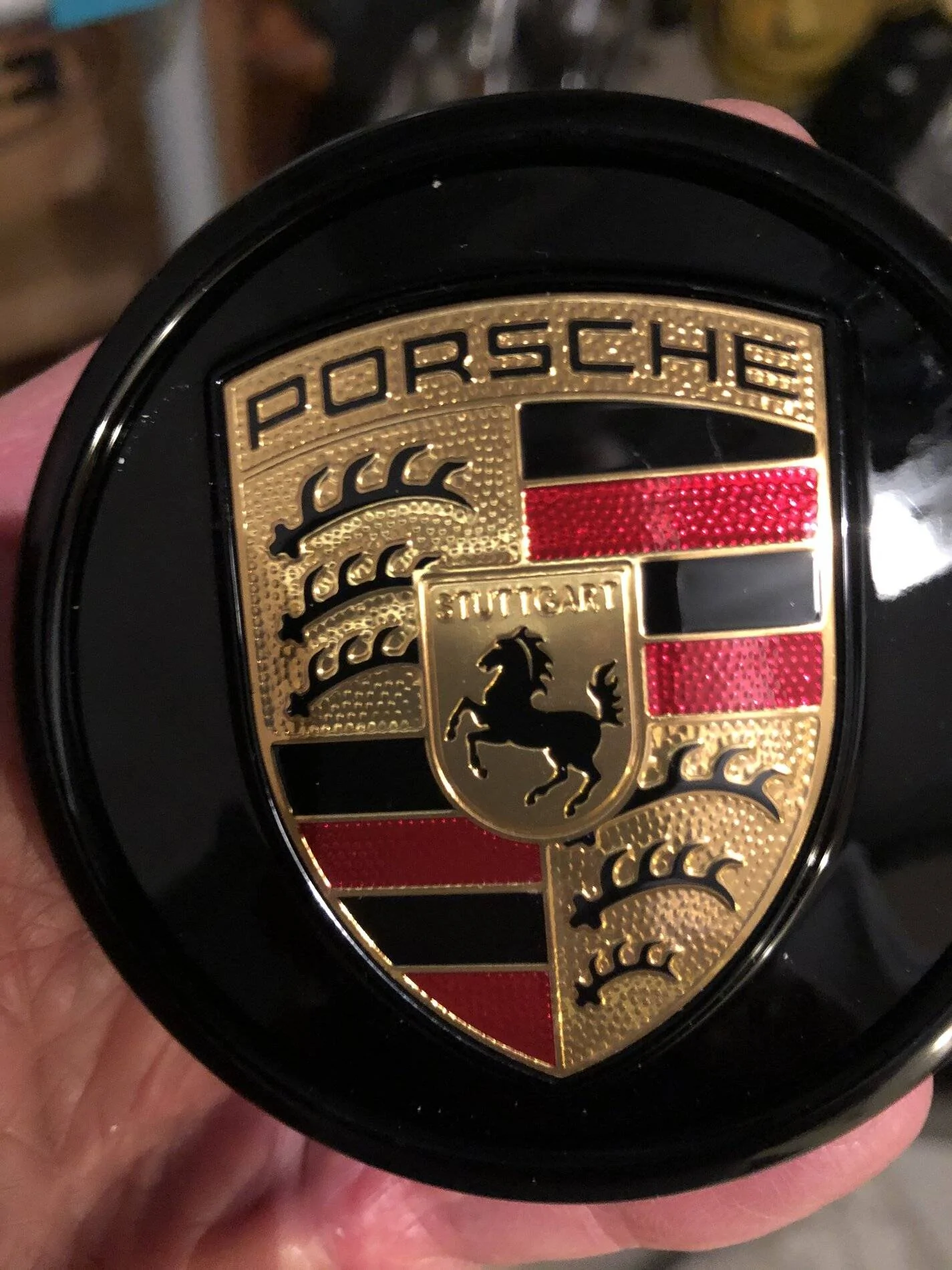 Porsche Taycan Center Cap removal 11515519-2060-4D9E-8DAD-A5CCEB80248B