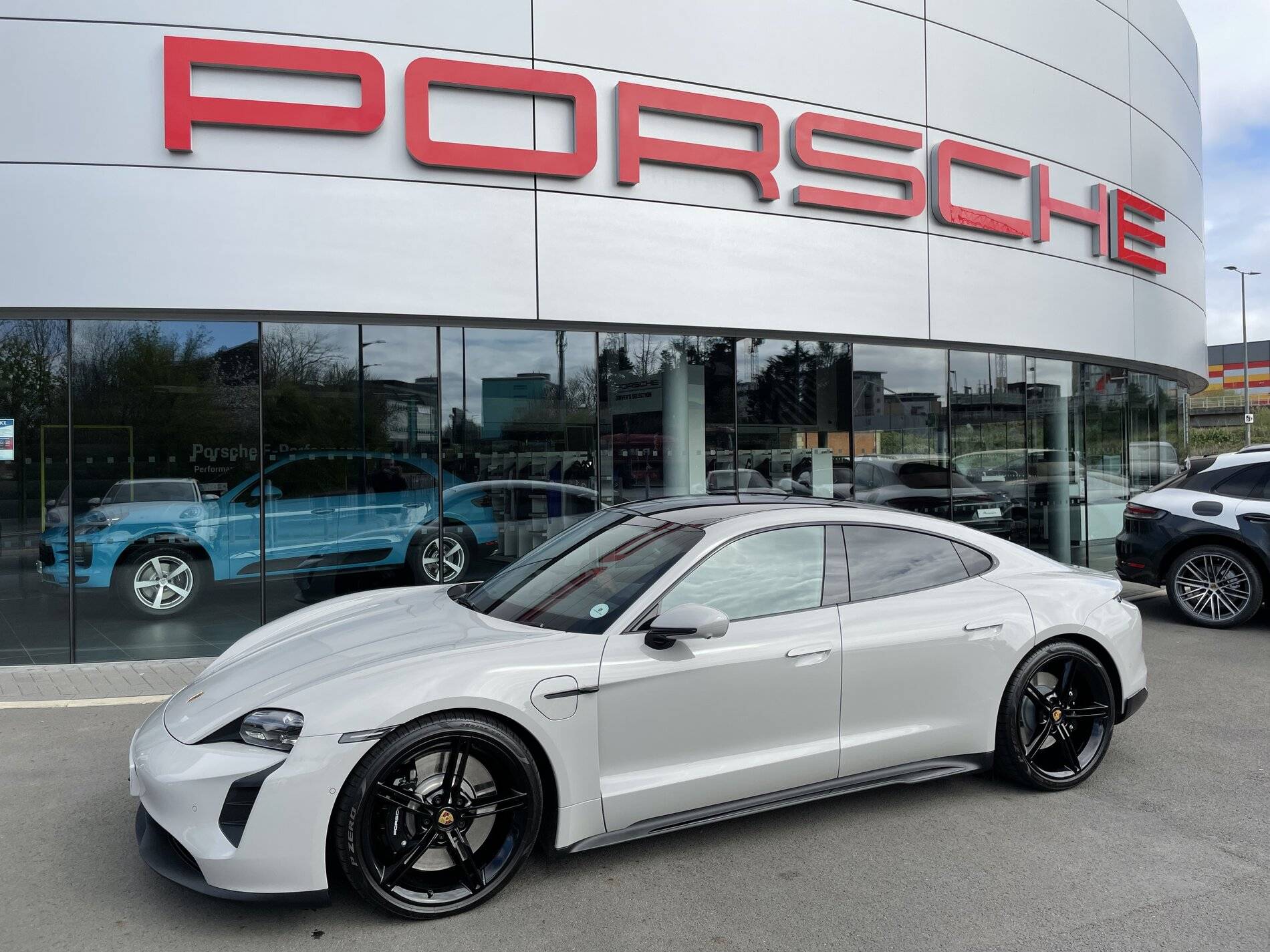 Porsche Taycan CHALK Taycan Club 9A8FF05D-0797-45AC-AAD0-98BF936FBDD7