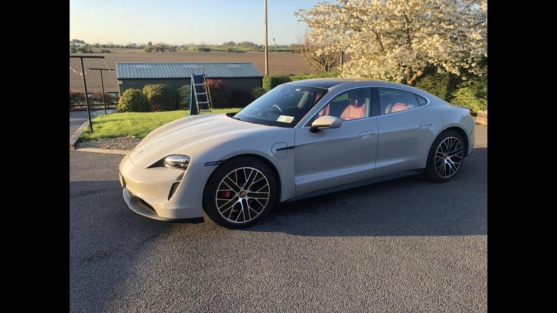 Porsche Taycan CHALK Taycan Club 23706337-0D07-4FB8-A697-5D577B18DAD7