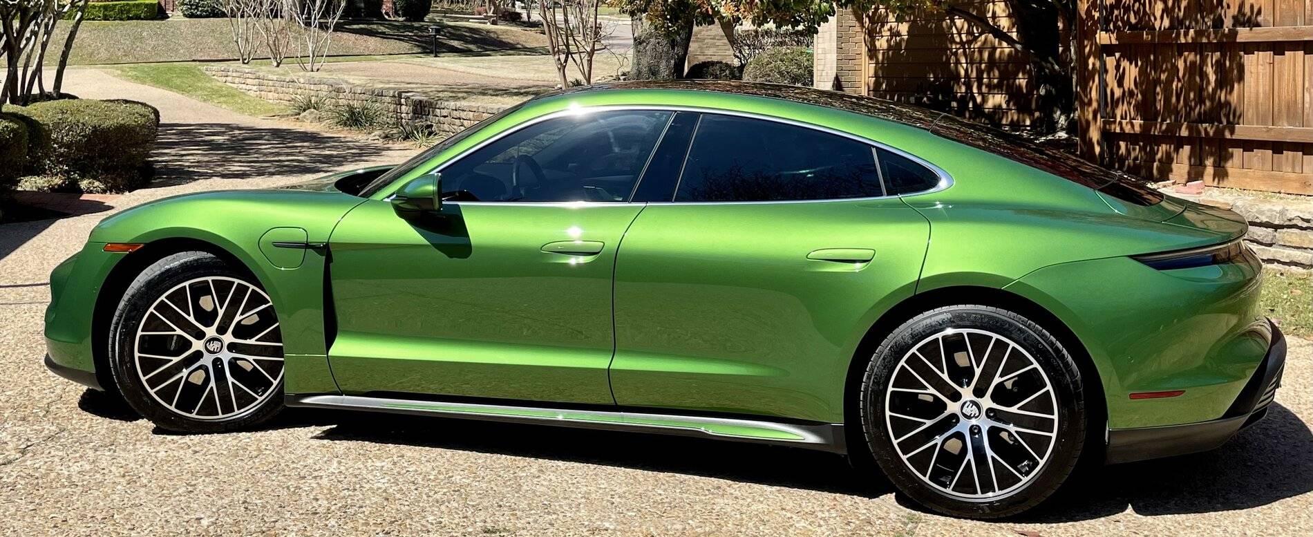 Porsche Taycan MAMBA GREEN Taycan Club BA001CEB-66E0-423D-A0D9-BF8D6F2977BE