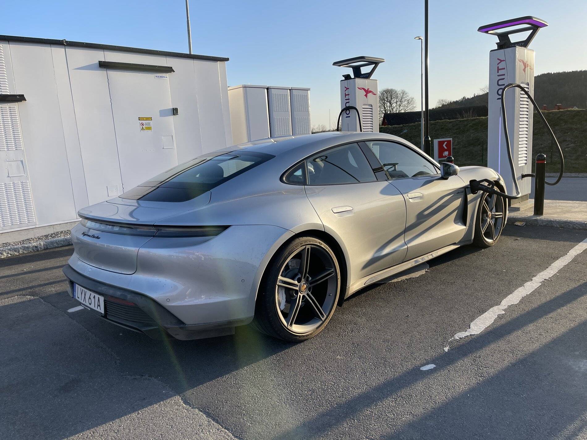 Porsche Taycan DOLOMITE SILVER Taycan Club DE5E816E-60C9-4B65-8959-99090728C0A8