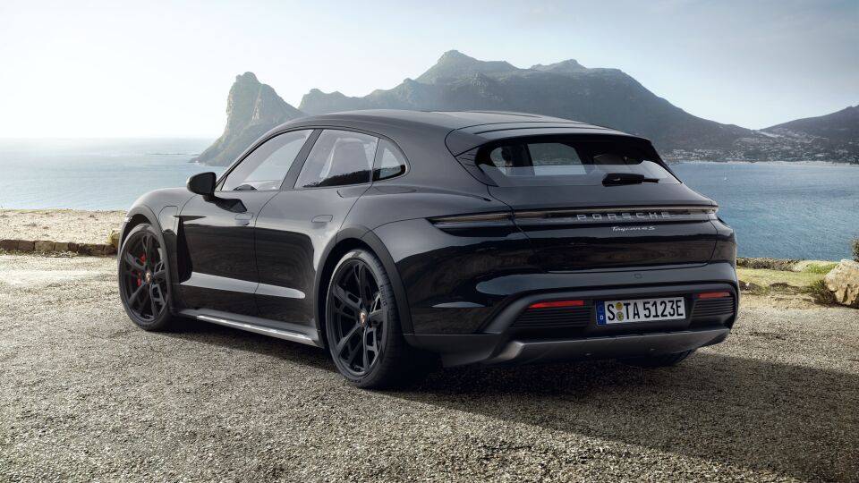Porsche Taycan Which wheels with Dolomite Silver or Jet Black Metallic? A694946F-12EC-4AD3-8FA7-C6B81FD09998