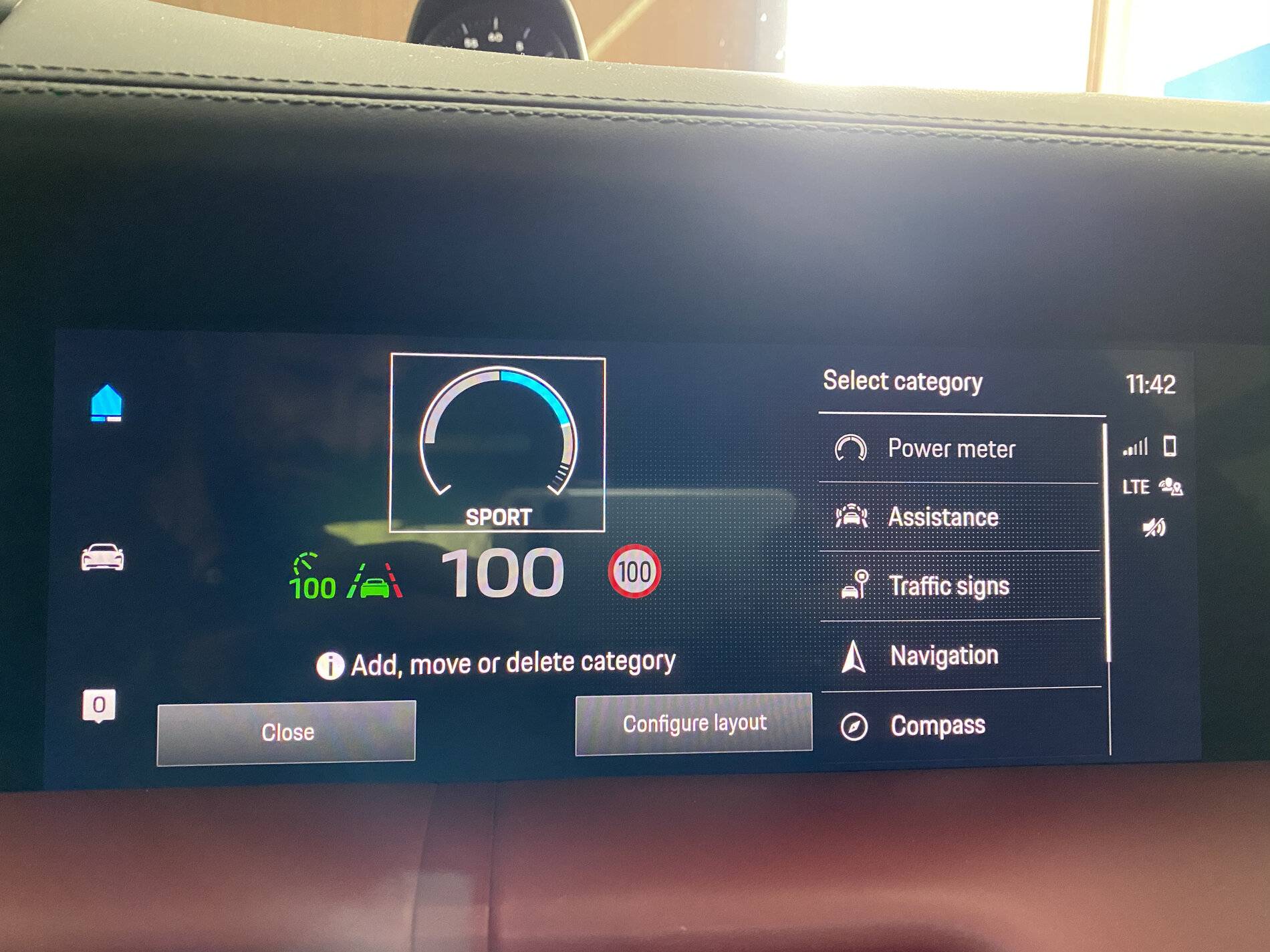 Porsche Taycan Pic of Head Up Display (HUD) & Wireless CarPlay/Charging IMG_4919