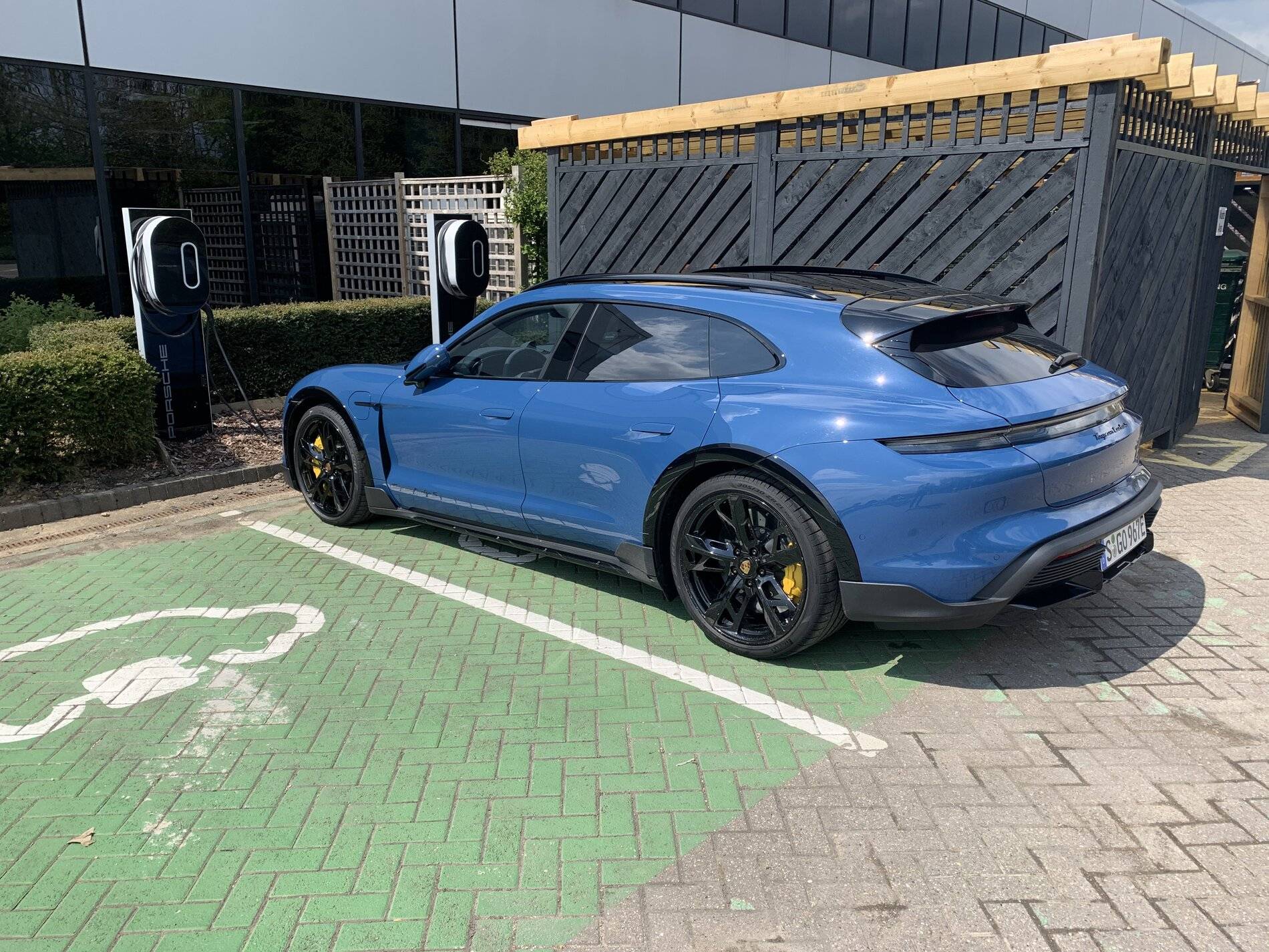 First look at a Cross Turismo in the UK | TaycanForum -- Porsche Taycan ...
