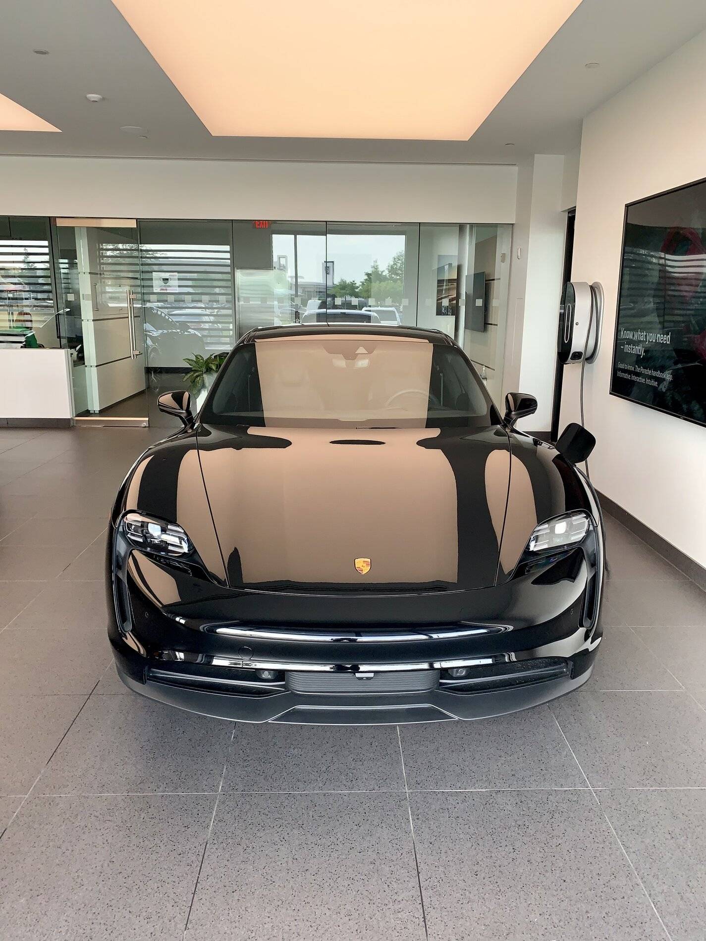 Porsche Taycan BLACK / JET BLACK Taycan Club 8947754A-1CEC-49EB-A0E7-489BEB86642F