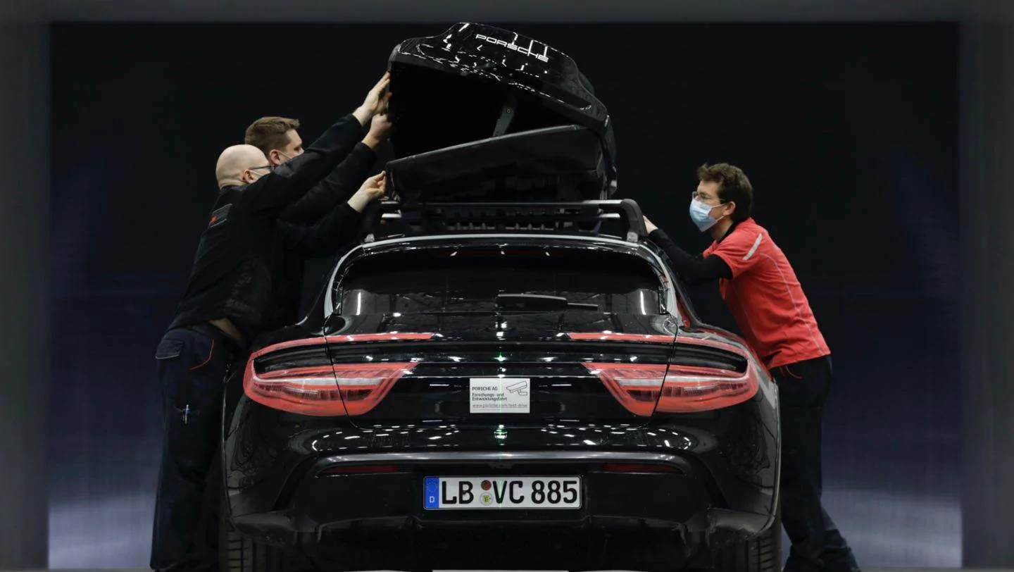 Porsche Taycan Porsche Tequipment Launches Performance Roof Box For Taycan and Taycan Cross Turismo S21_1923_fin