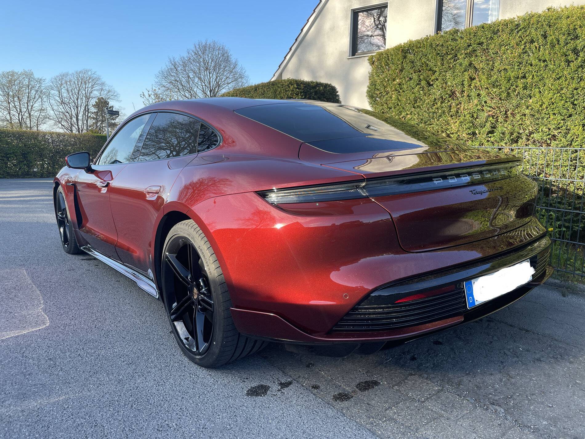 Porsche Taycan CHERRY METALLIC Taycan Club IMG_6419_neutral