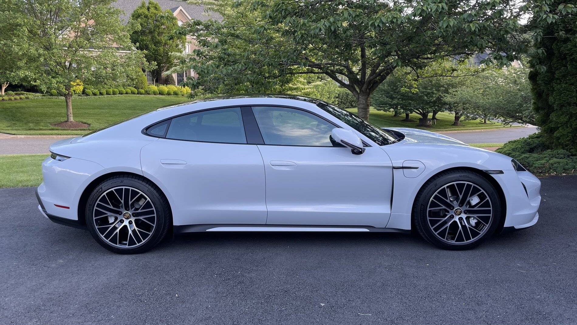 Porsche Taycan ICE GREY Taycan Club 532EE112-39E3-4AC3-A155-59B5C51735C5