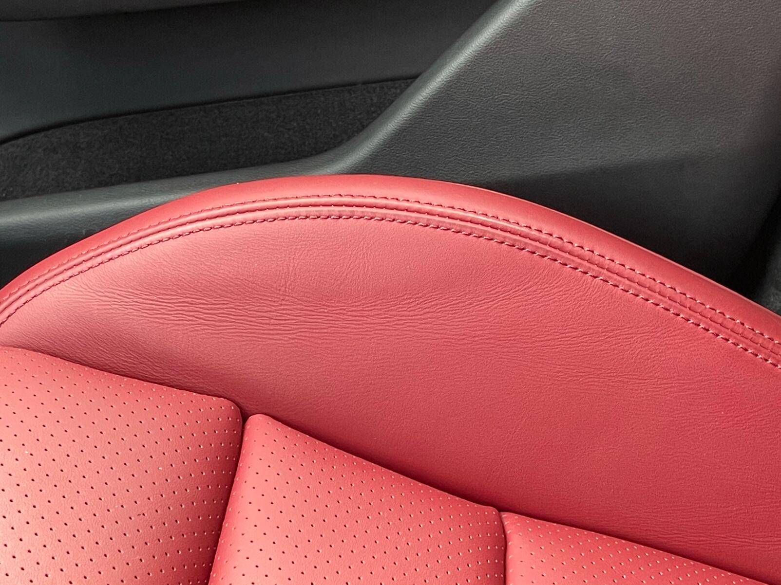 Porsche Taycan Fixing leather creases on the seat bolsters? 1622131240788