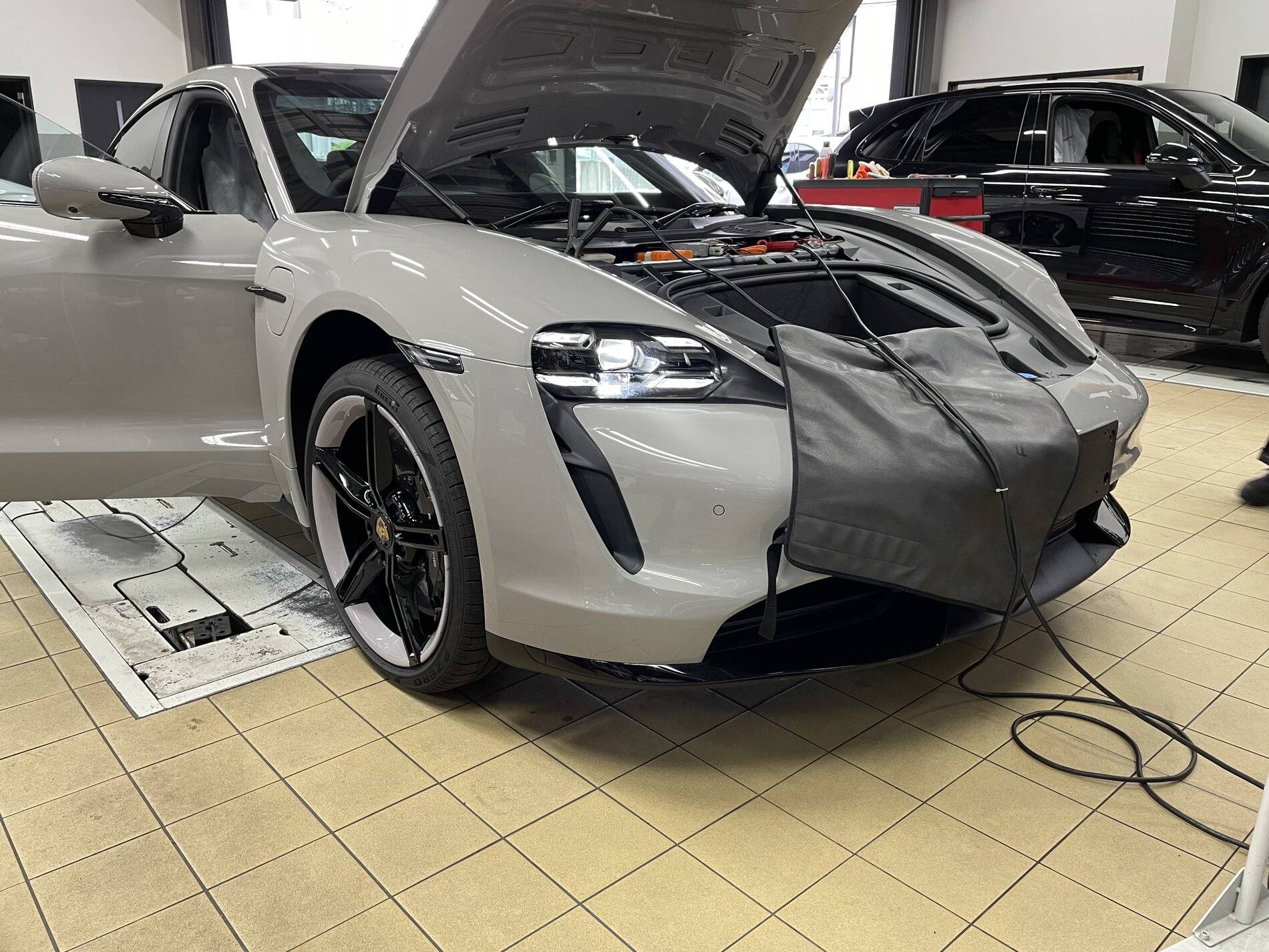 Porsche Taycan CHALK Taycan Club D9279741-B128-4F6C-A25E-8F885F492250