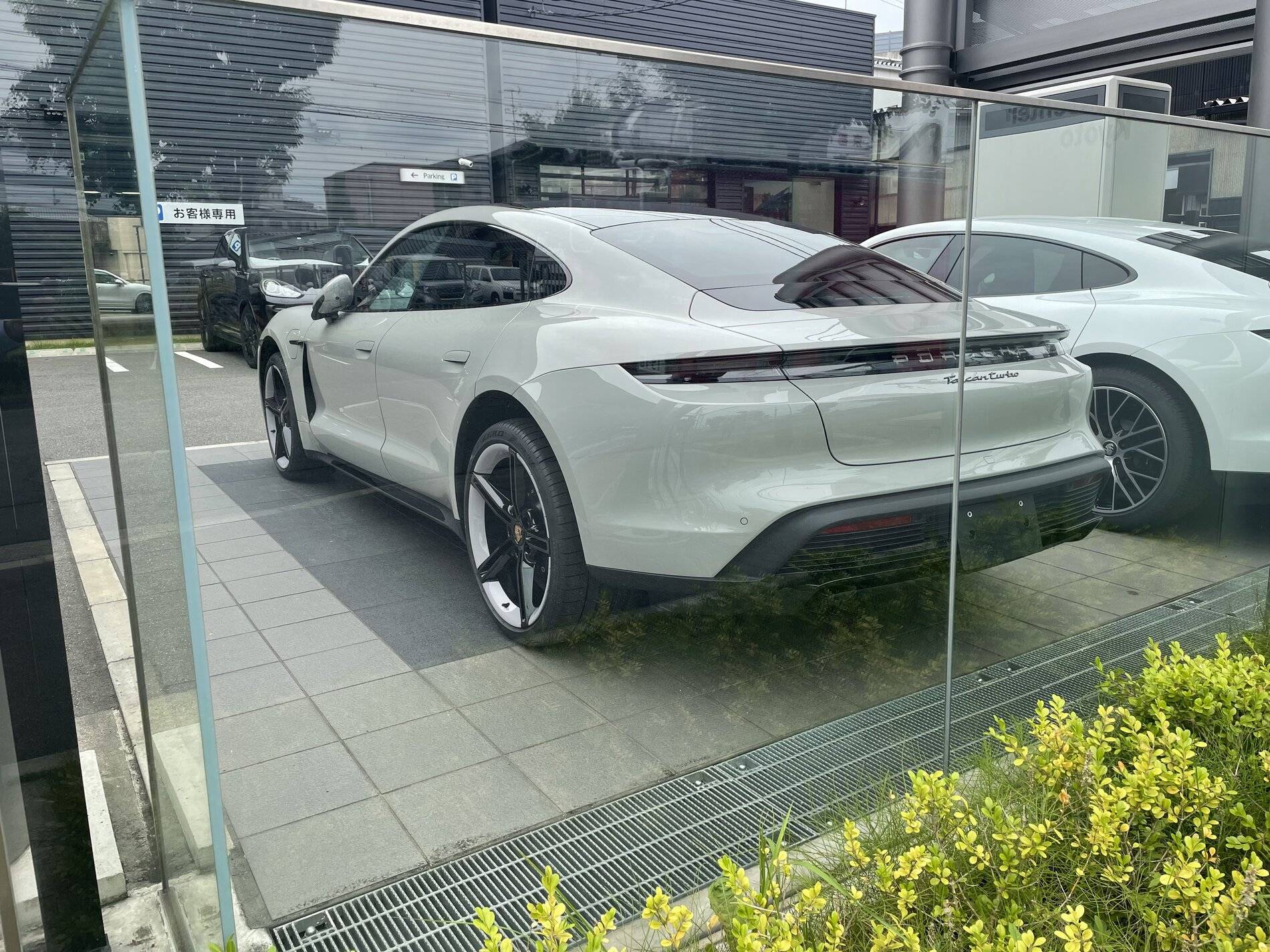Porsche Taycan CHALK Taycan Club 885D9FC2-5F45-410A-8707-AB3699EFA0A1