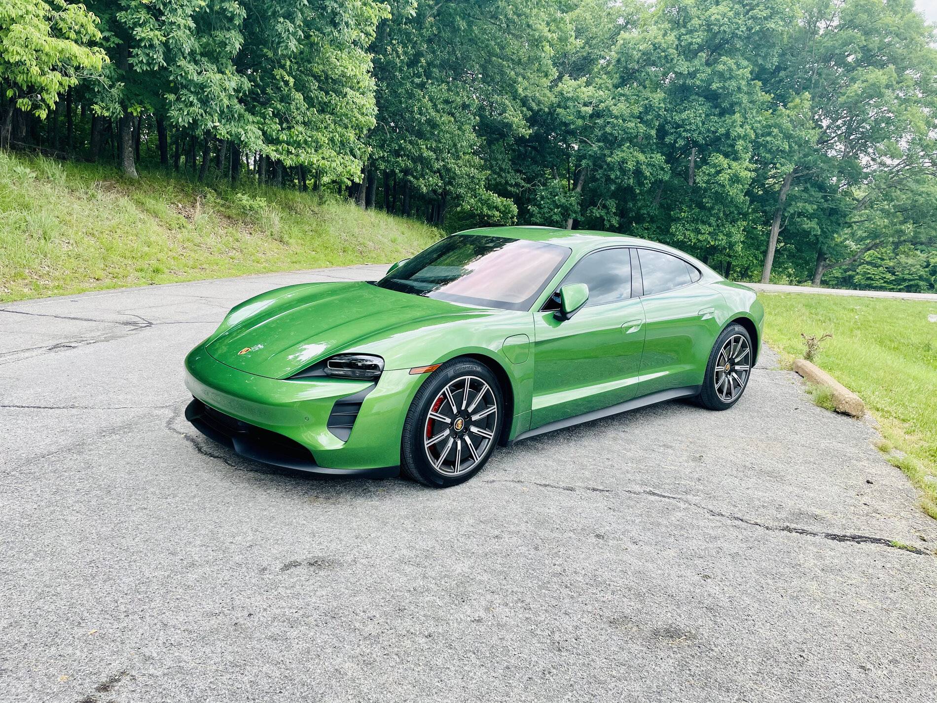 Porsche Taycan MAMBA GREEN Taycan Club 9BD0D03E-38A2-447E-93E8-61E23D52979D