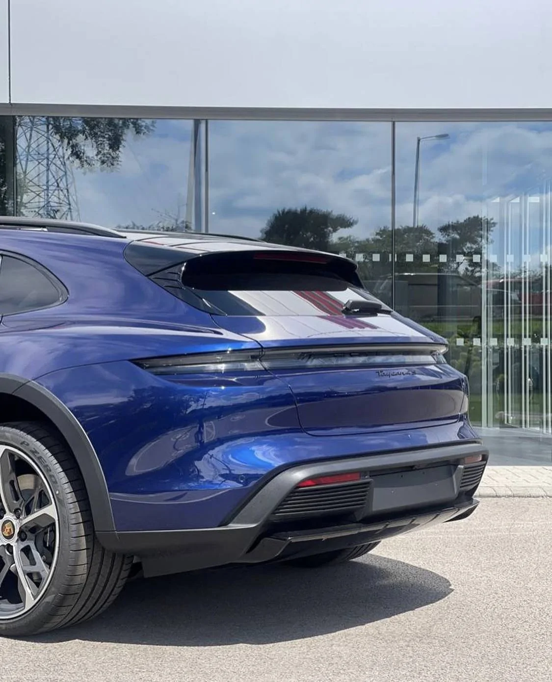 Porsche Taycan Gentian Blue CT4S @ Tewkesbury F852679C-D7CD-49DE-A5C3-B8E4C4B9A13A