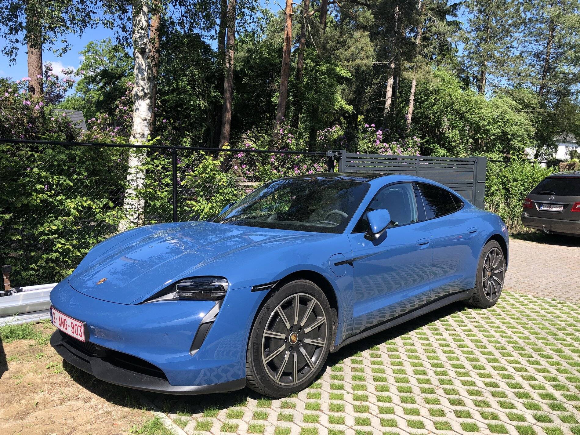 Porsche Taycan NEPTUNE BLUE Taycan Club 7CA3E287-94B7-4E95-A905-43C5CFB2B874