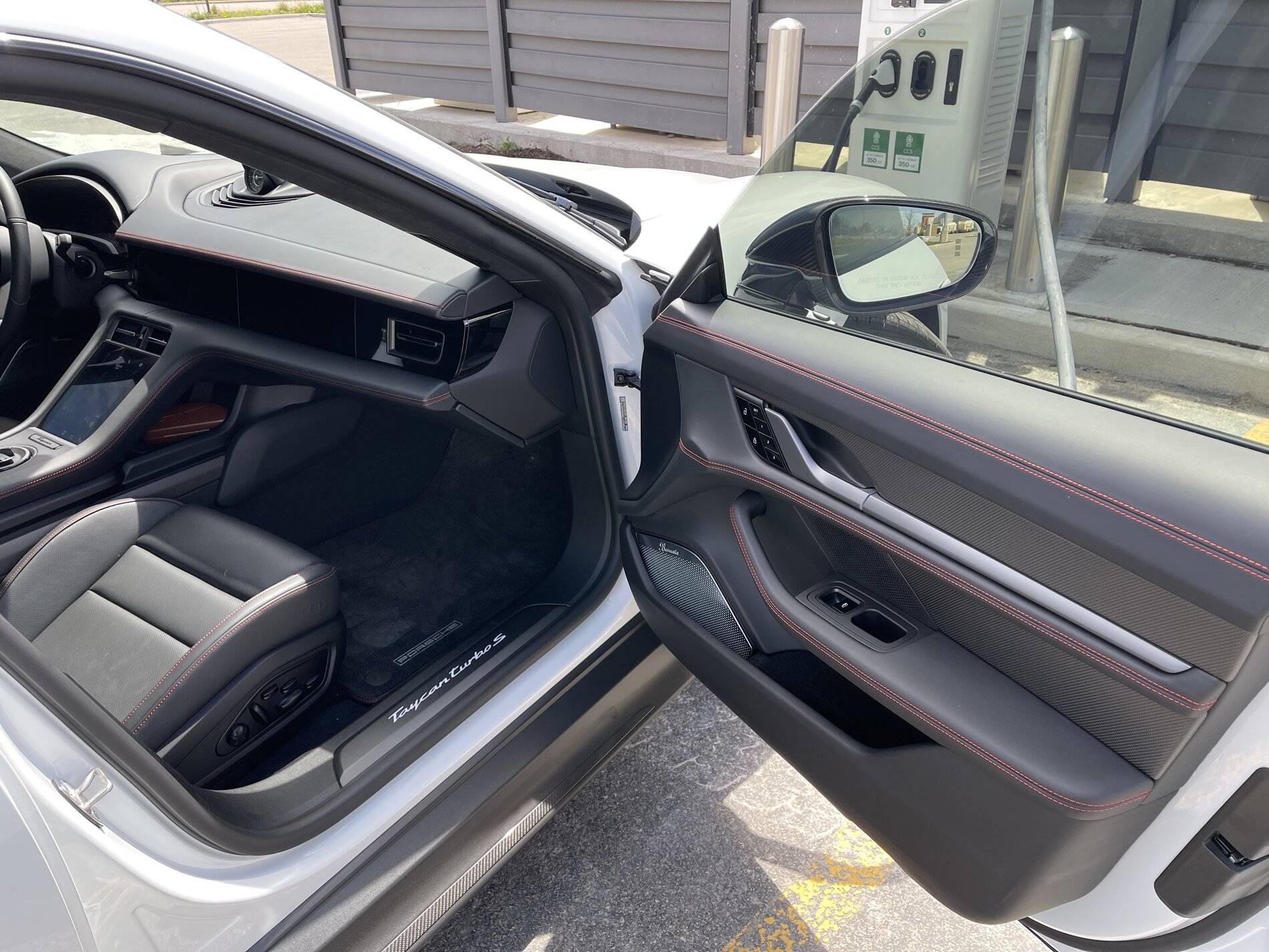 Porsche Taycan Color for Leather / Deviated Stitching D75B8F39-F3D5-4BA0-9B6E-68CA3FC6667E