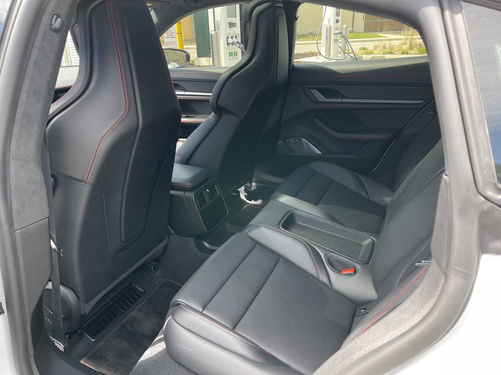 Porsche Taycan Color for Leather / Deviated Stitching 9956C571-0BE5-4E14-A64C-CF491D576F51