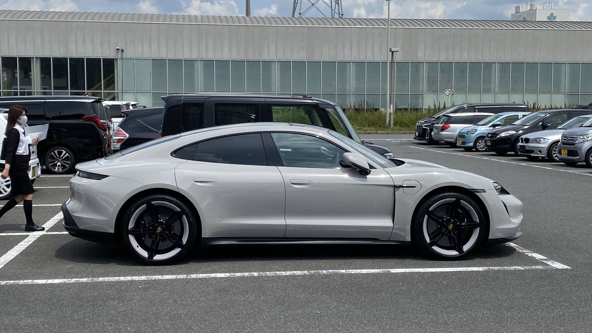 Porsche Taycan CHALK Taycan Club 53AA568D-C31B-4223-A2D1-2E7A77AEE583