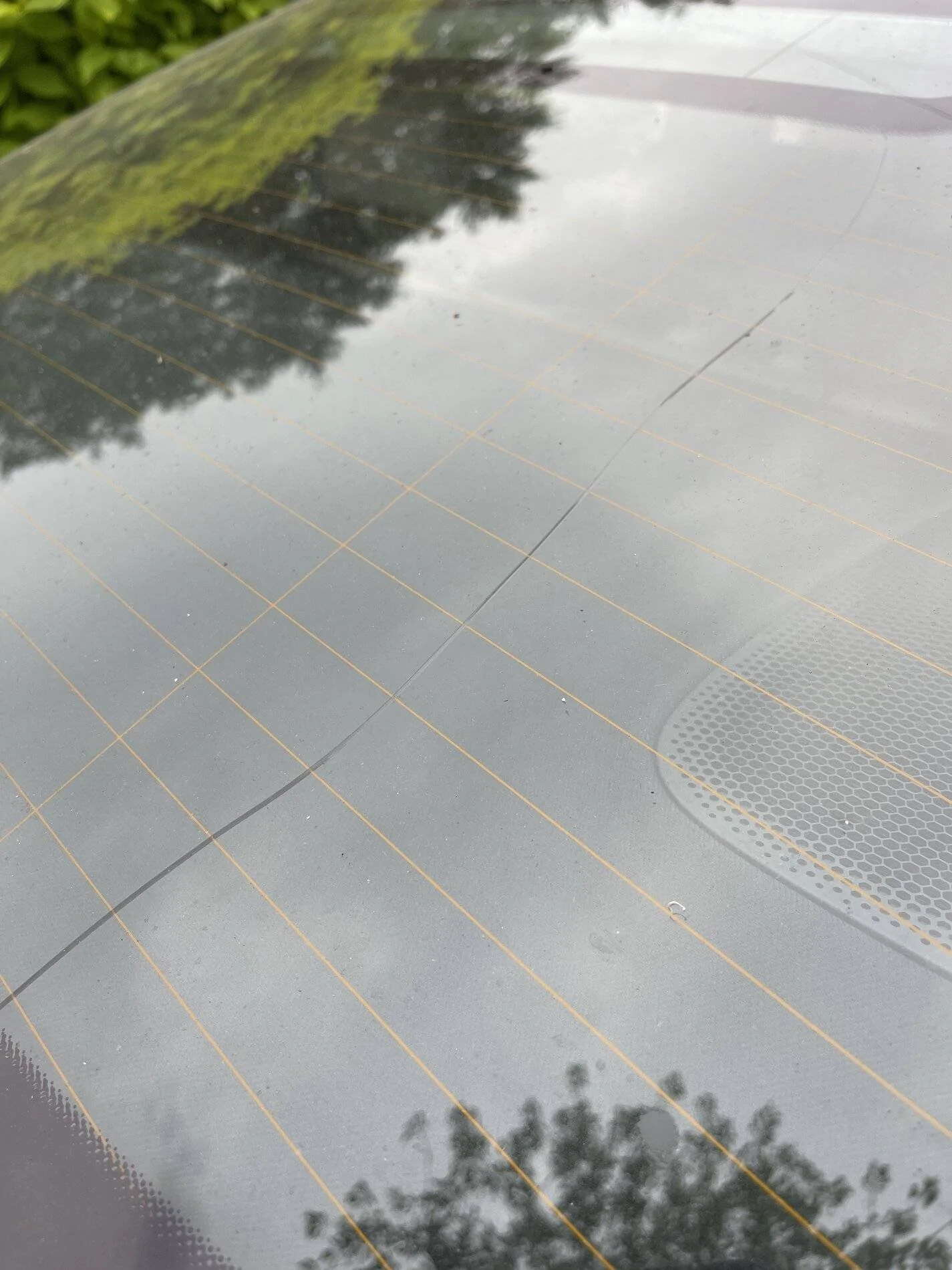 Porsche Taycan Rear Windscreen vertical crack …!!! imag