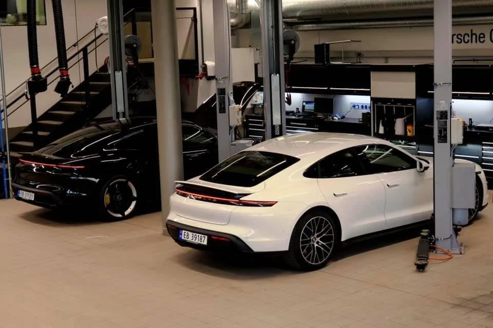 Porsche Taycan Spoiler 824943E7-B927-47B8-80F0-60C5D7BCC12C