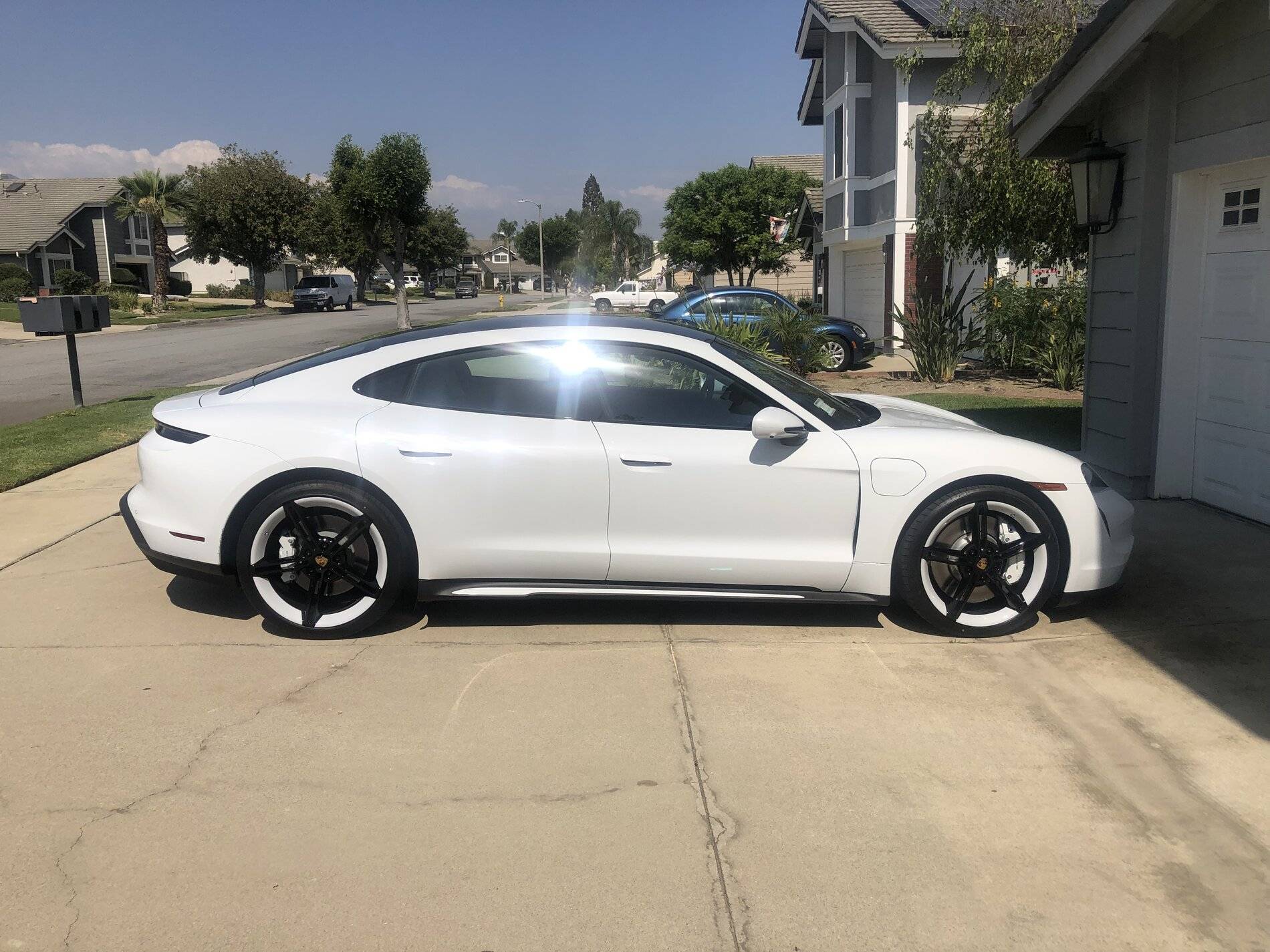 Porsche Taycan CARRARA WHITE Taycan Club BD80F2FC-8CED-4168-AF37-FE42D5D6B445