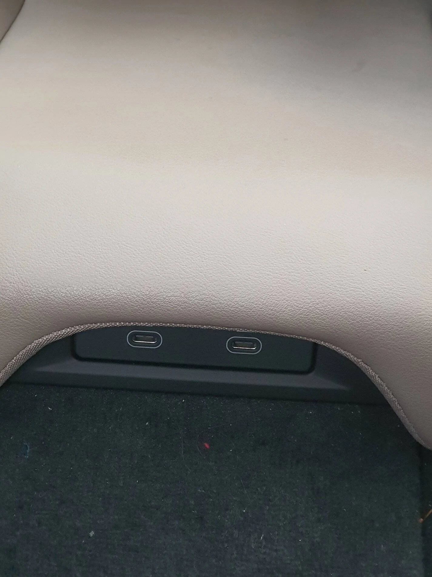 Porsche Taycan Hidden usb type c underneath the middle seat 20210621_204008