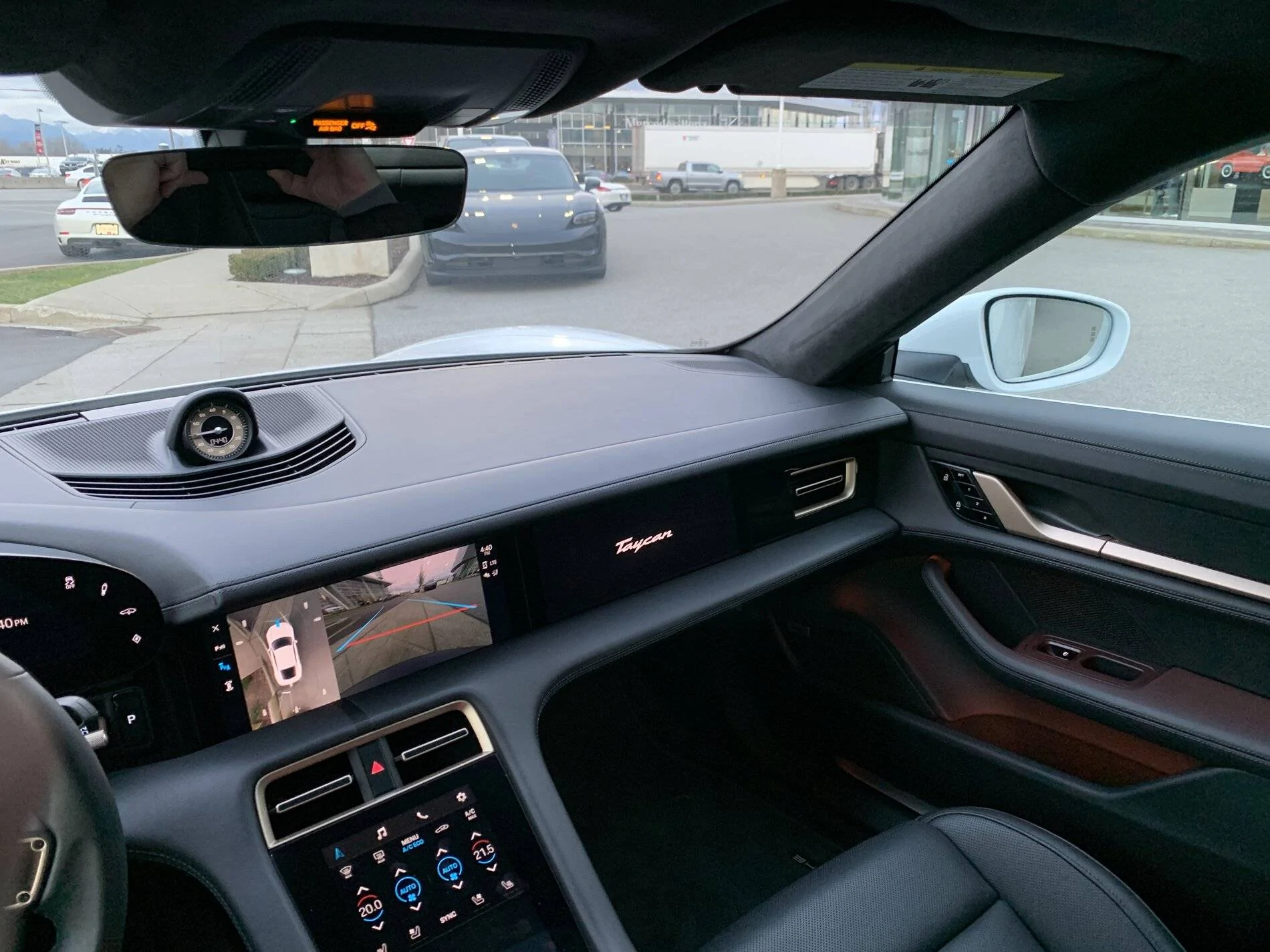 Porsche Taycan Request: basalt black interior + neodyme accents IMG_1244(2)