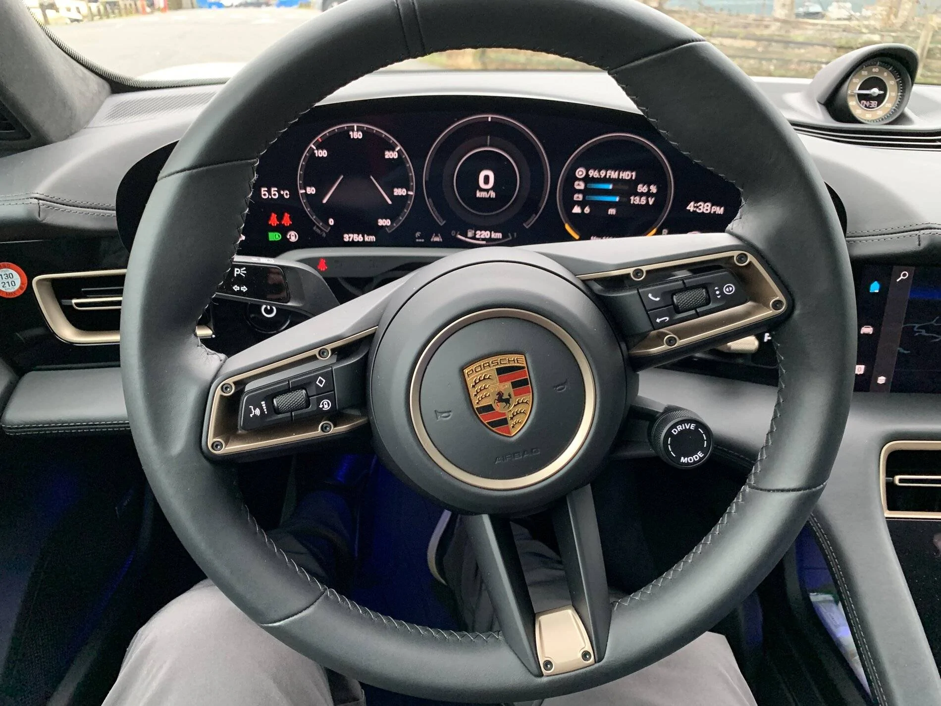 Porsche Taycan Request: basalt black interior + neodyme accents IMG_1281(2)