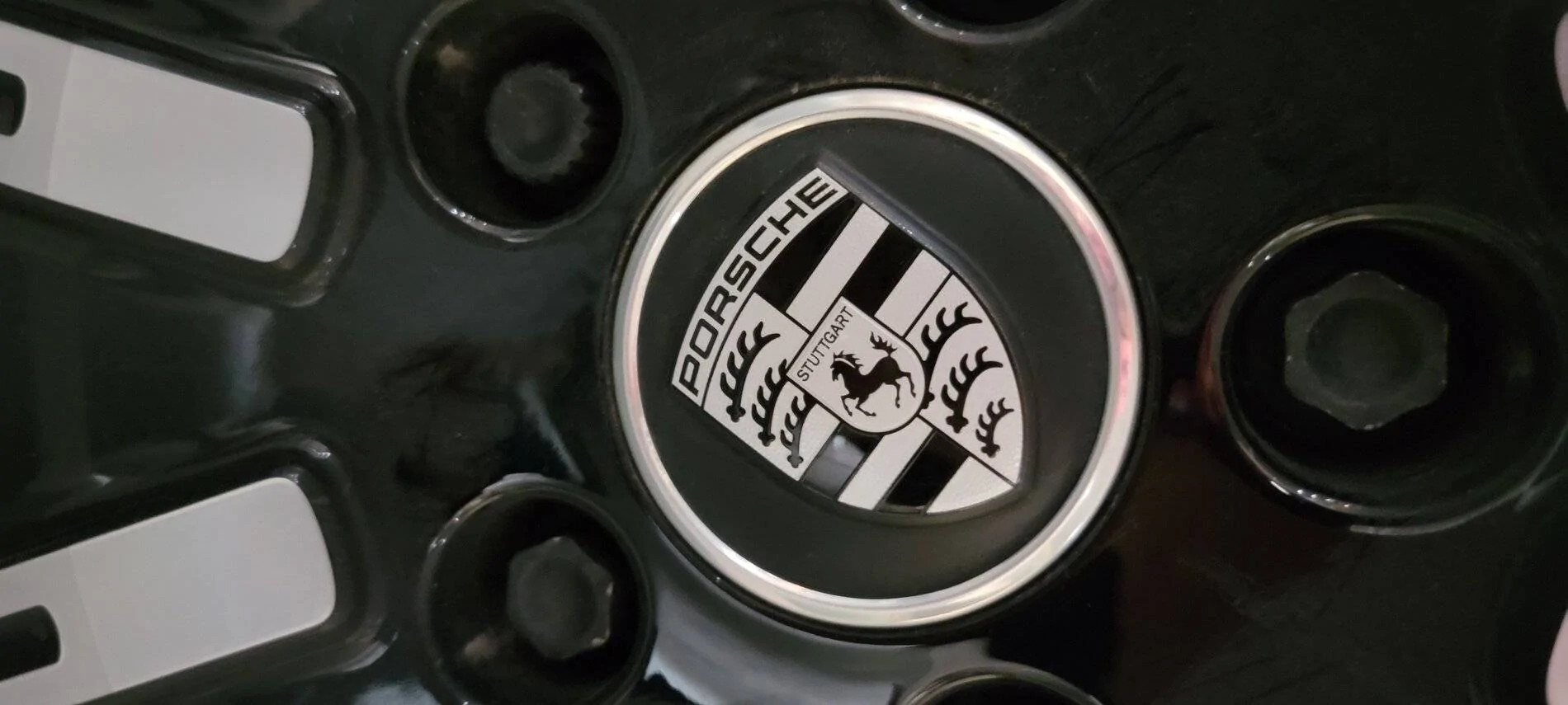 Porsche Taycan Center Cap removal 20210615_151242