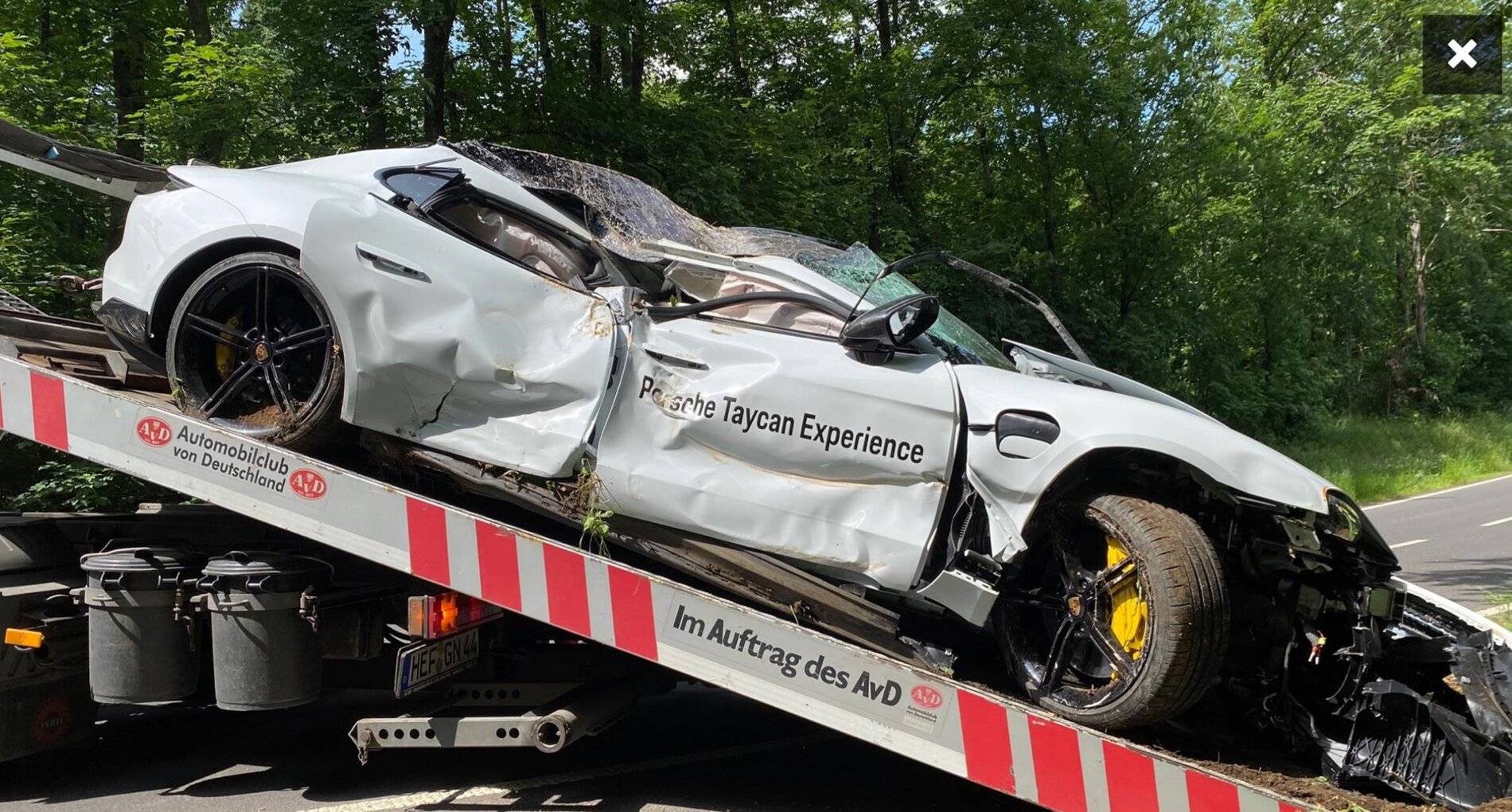 Porsche Taycan Taycan in rollover accident. 561TbZr