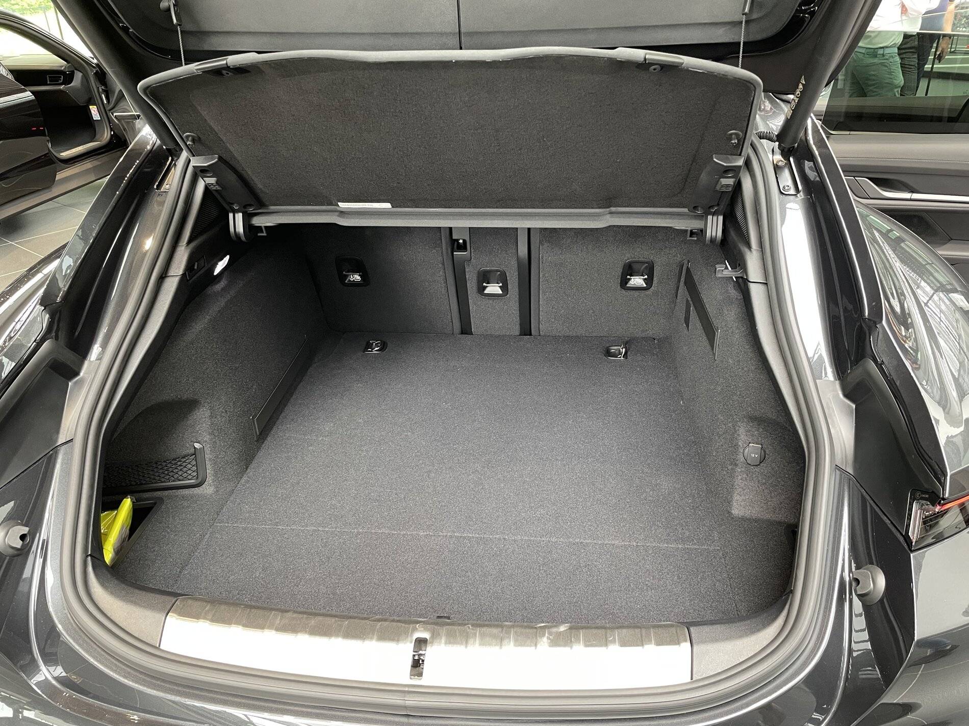 Porsche Taycan Trunk Taycan vs Cross Turismo E1AFC70B-0DB7-44FB-88D1-EE75CC7FCB85
