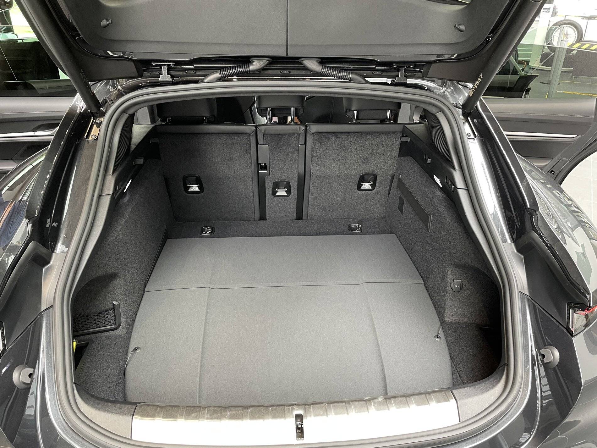 Porsche Taycan Trunk Taycan vs Cross Turismo 1BF833BA-0595-4CBA-B52D-9CA25E4AD0D1