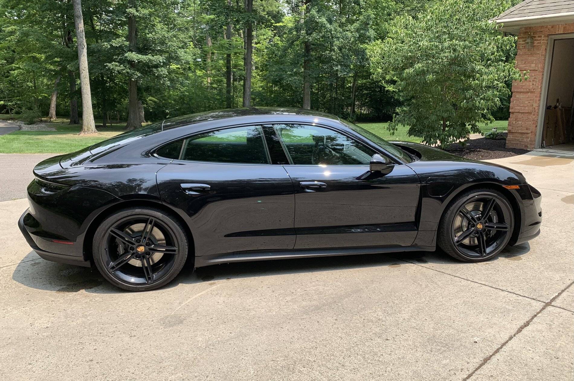 Porsche Taycan BLACK / JET BLACK Taycan Club 33560A49-559F-43F0-864E-88A7F2823C1A