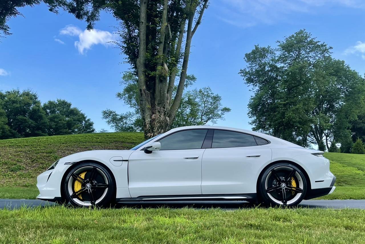 Porsche Taycan CARRARA WHITE Taycan Club 95D8A17F-3C64-4E1E-ABD5-EE69FADECBEB