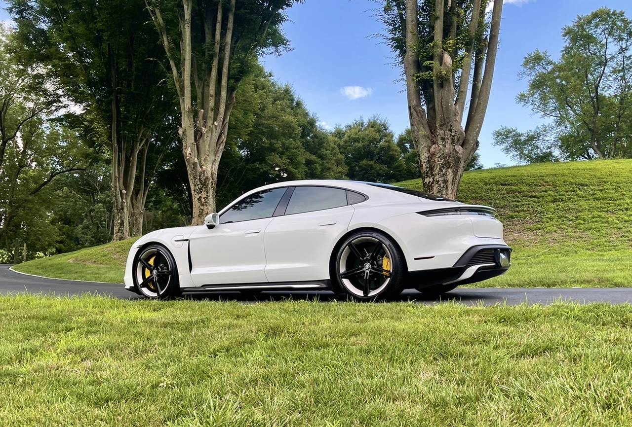 Porsche Taycan CARRARA WHITE Taycan Club 69F0AE4C-8348-48E4-824A-61A1BB65B8E0