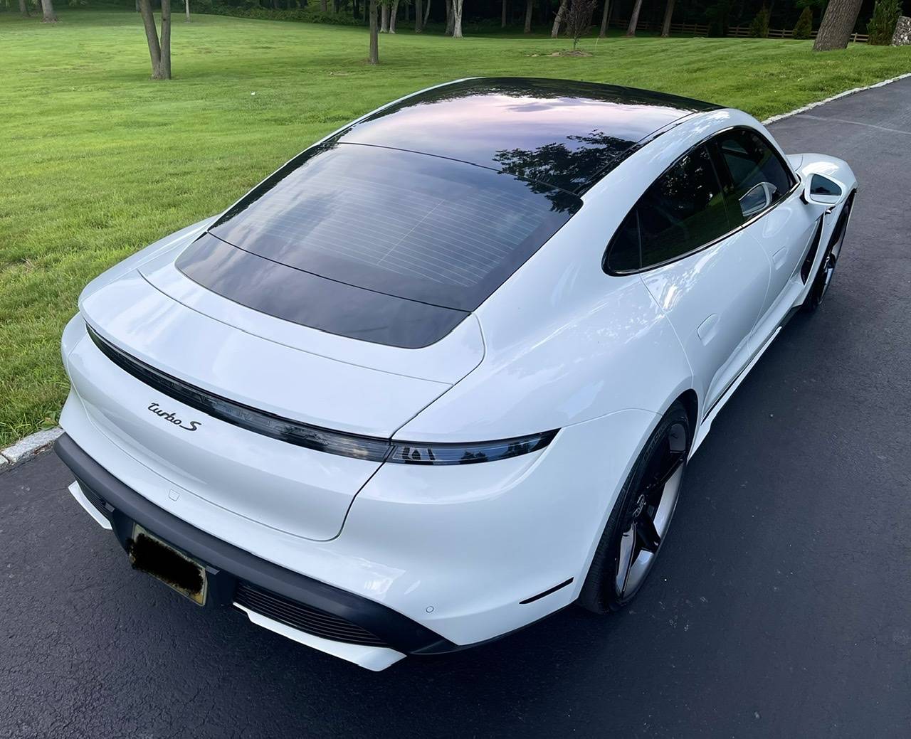 Porsche Taycan CARRARA WHITE Taycan Club 28F0F29D-7817-479F-86AD-91DAC26C9DFE