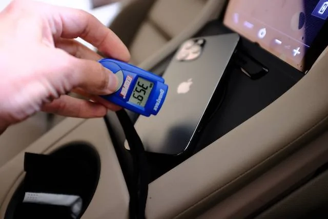 Porsche Taycan Wireless iPhone Charging - phone overheats in glove box! DSCF7425