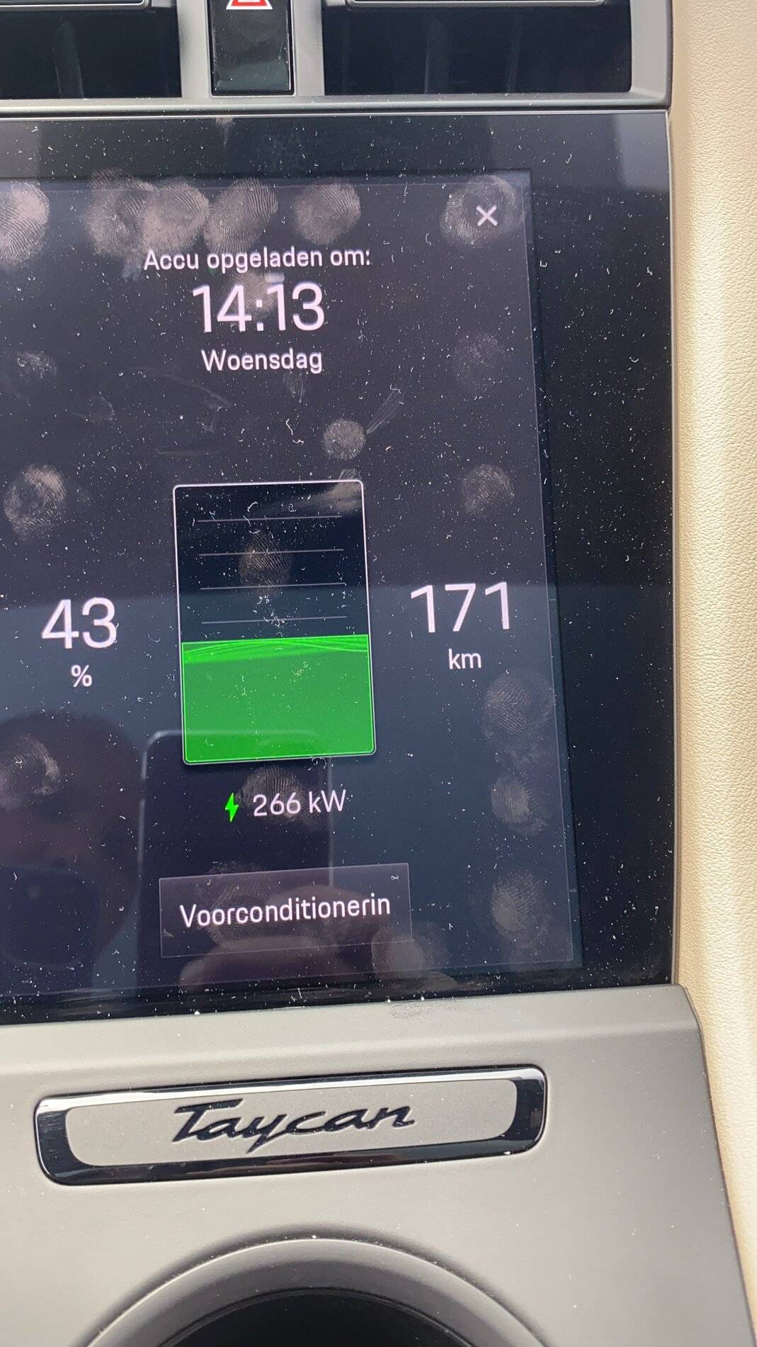 Porsche Taycan Maximum charging speed 0B597129-F9B9-4383-9086-CB13557FB6A3