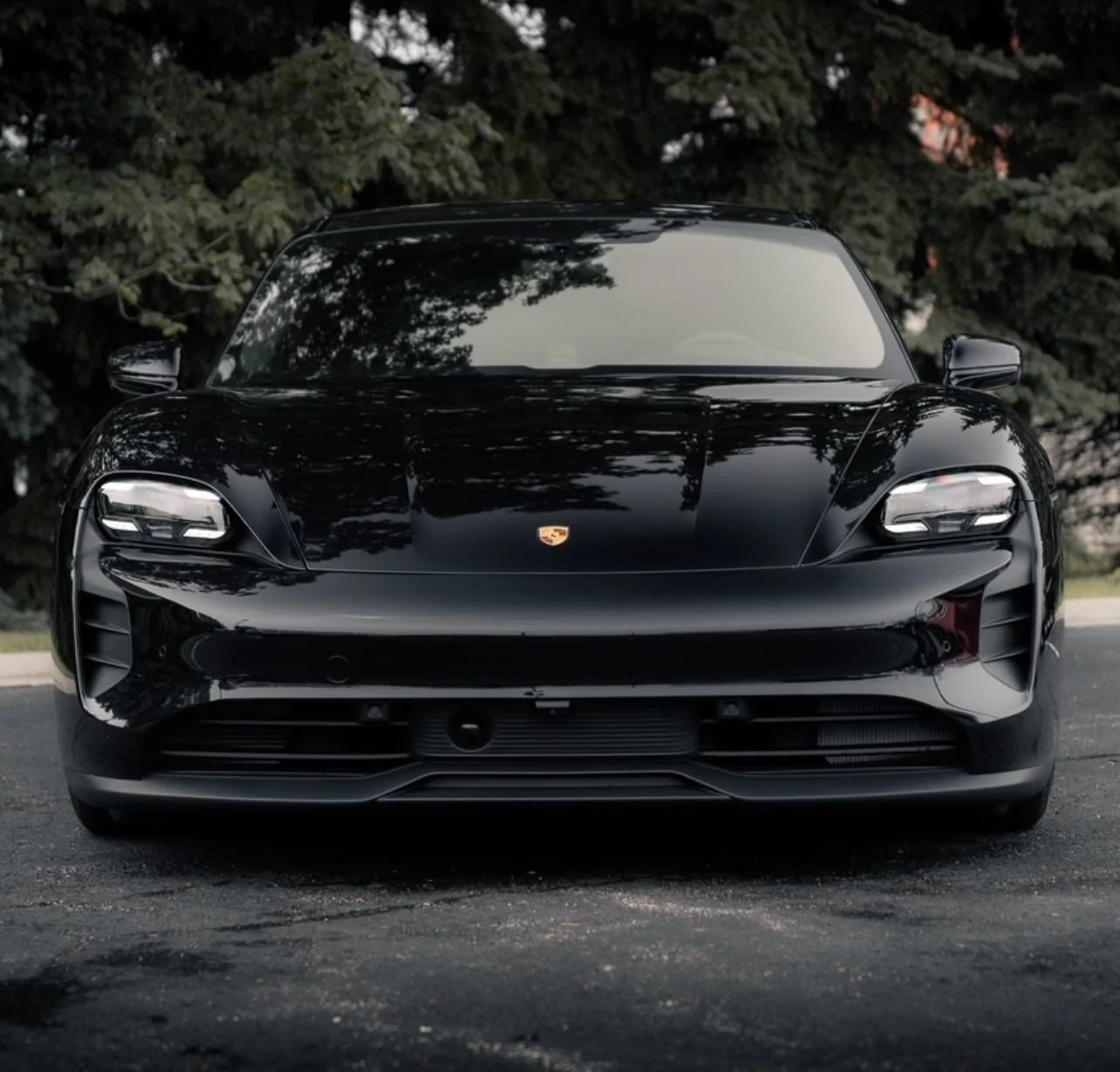 Porsche Taycan Normal black vs Jet Black Metallic: Opinion needed 25C7AB34-9E0A-4749-AA4F-7C2B49B20560