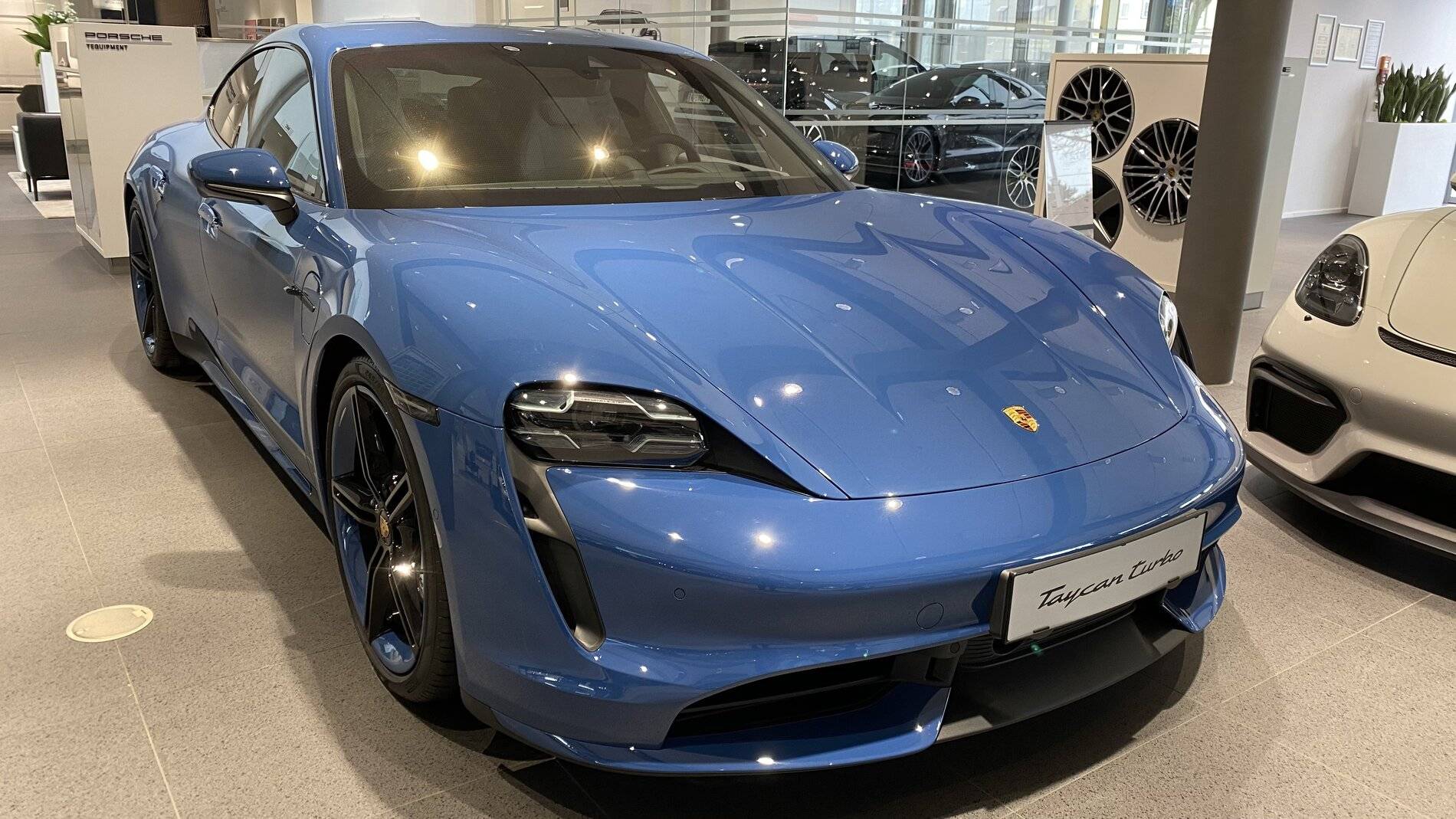 Porsche Taycan NEPTUNE BLUE Taycan Club tempImage70SovH