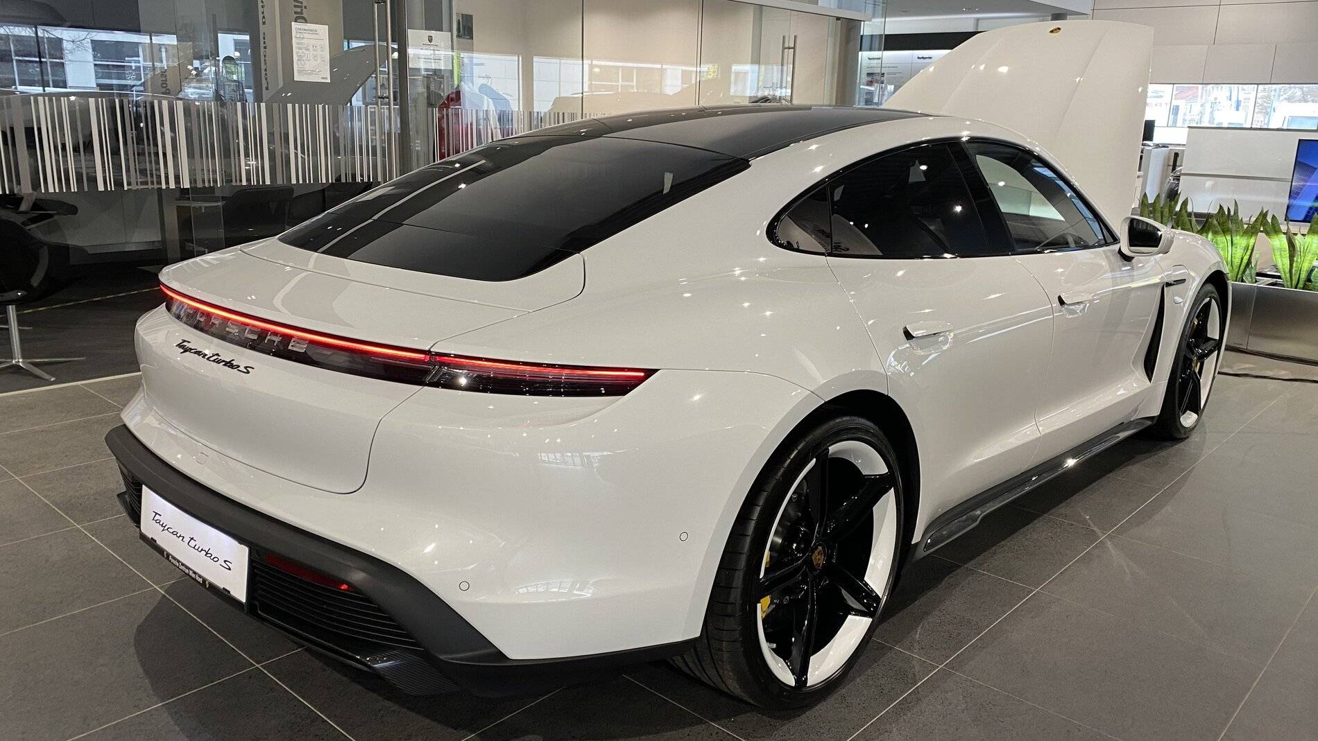 Porsche Taycan CARRARA WHITE Taycan Club tempImageSJ13yi