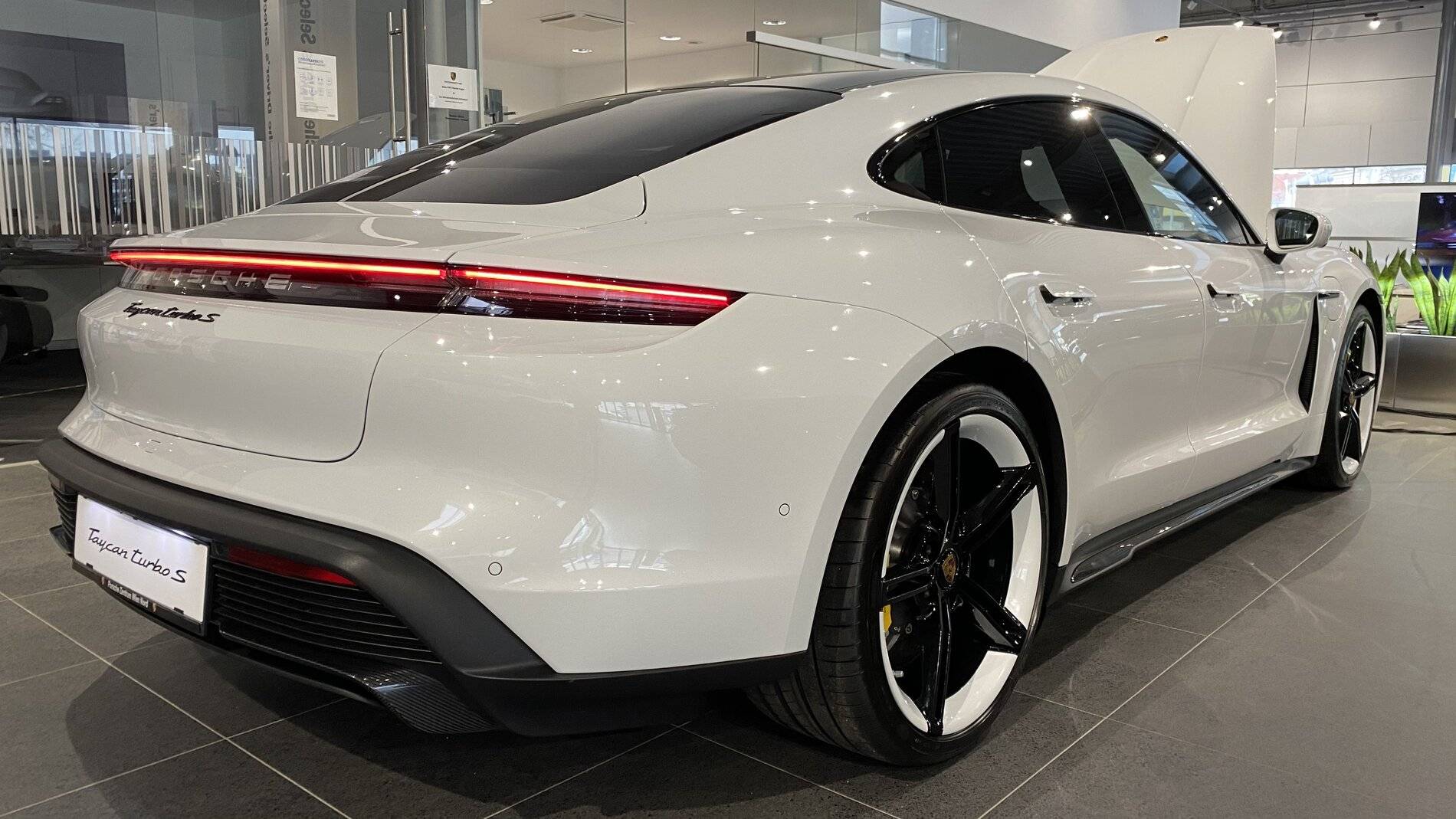 Porsche Taycan CARRARA WHITE Taycan Club tempImageEXcz5W