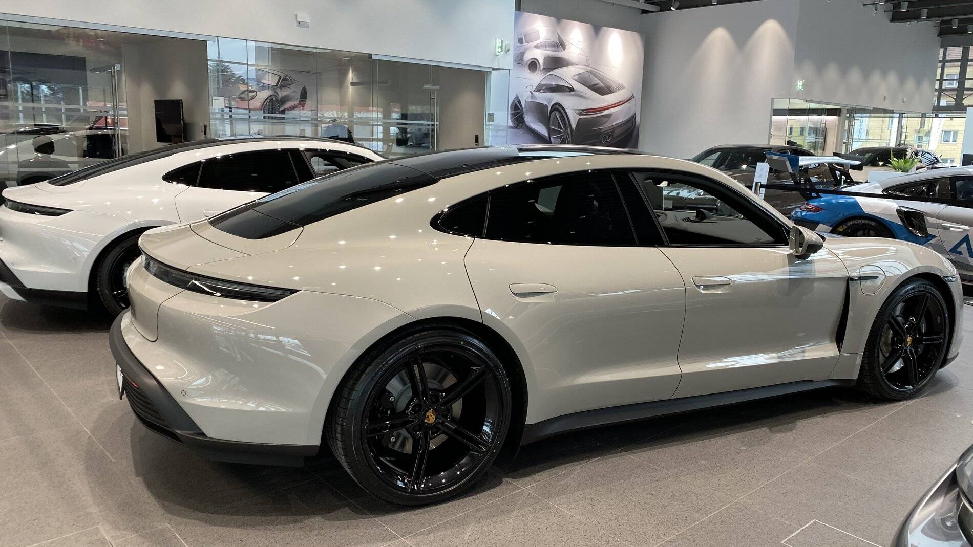 Porsche Taycan CHALK Taycan Club tempImagenIEKZ