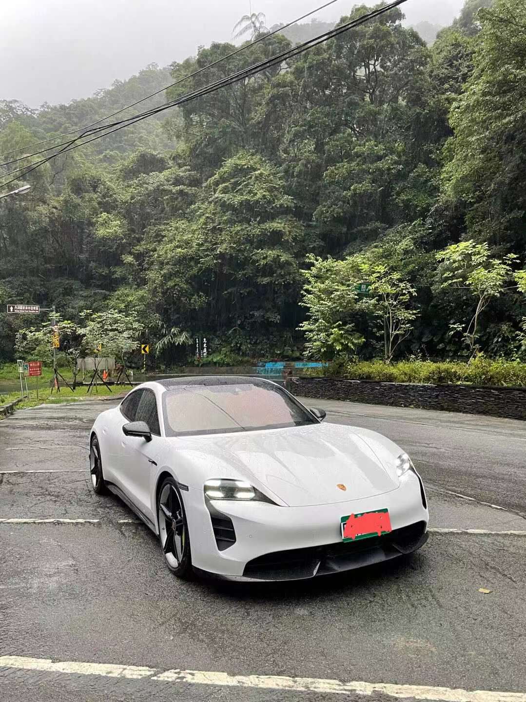 Porsche Taycan CARRARA WHITE Taycan Club rain