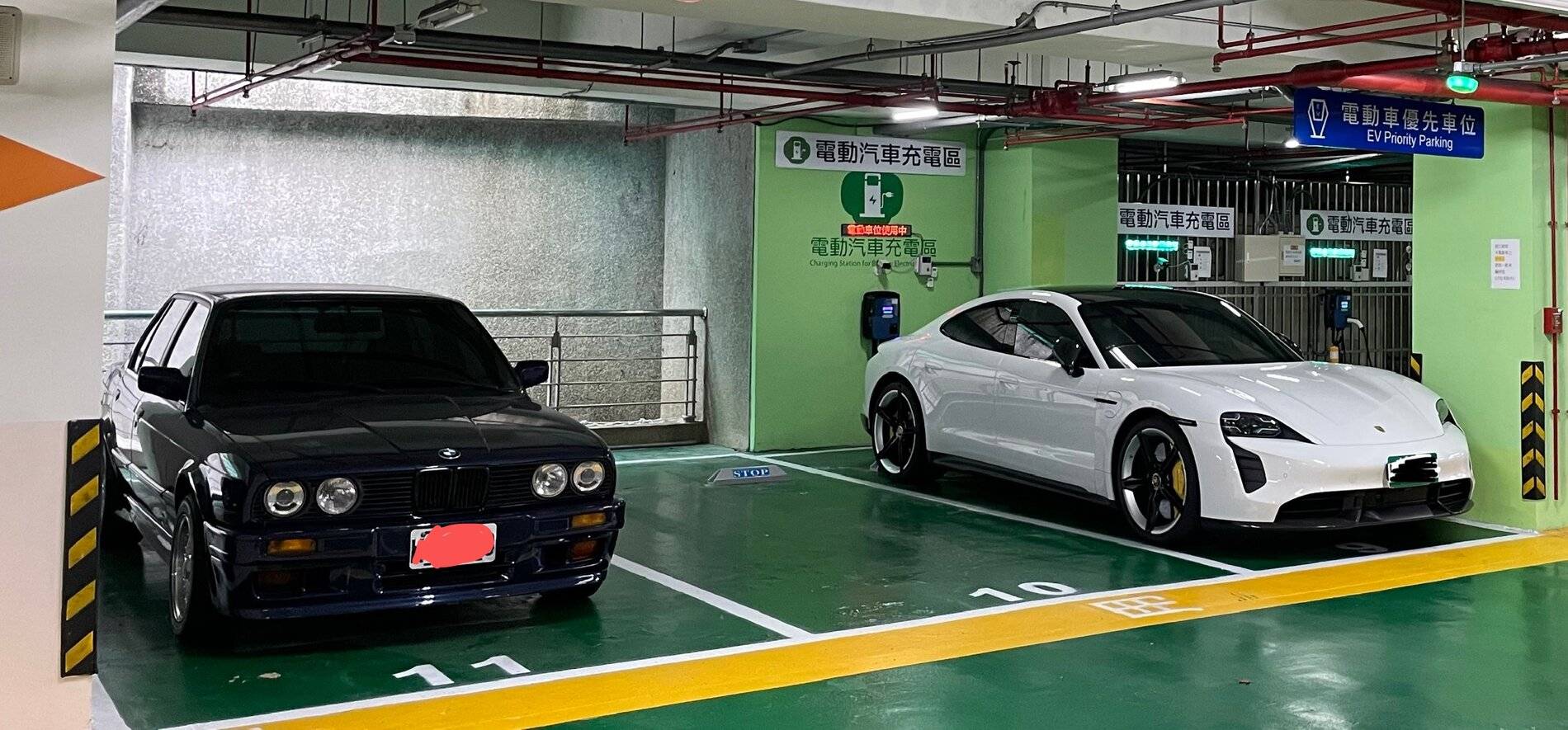 Porsche Taycan CARRARA WHITE Taycan Club old n new