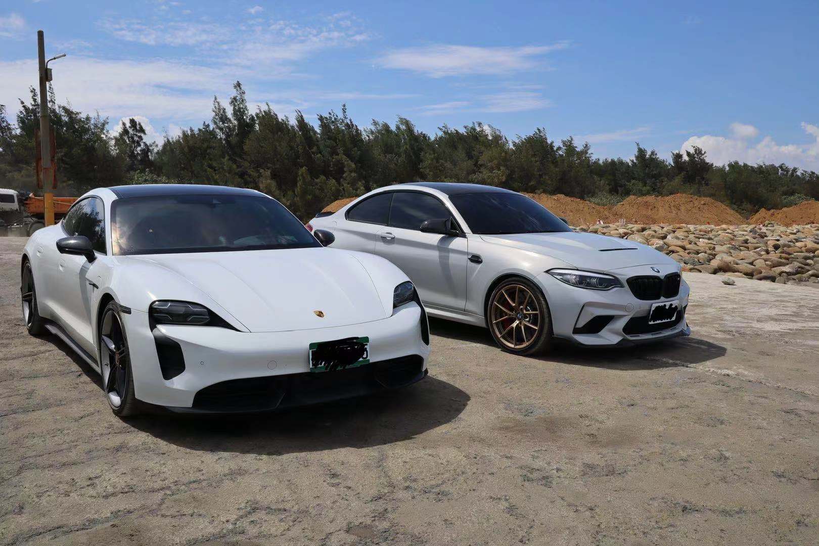 Porsche Taycan CARRARA WHITE Taycan Club buds
