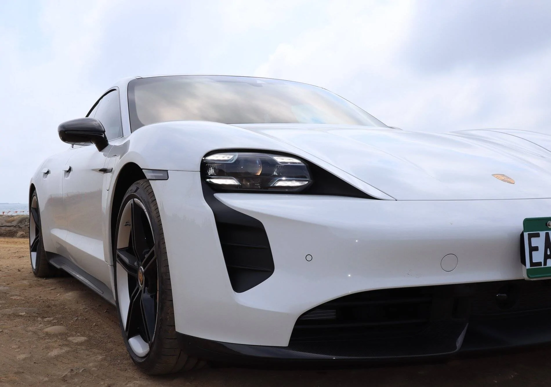 Porsche Taycan CARRARA WHITE Taycan Club 182