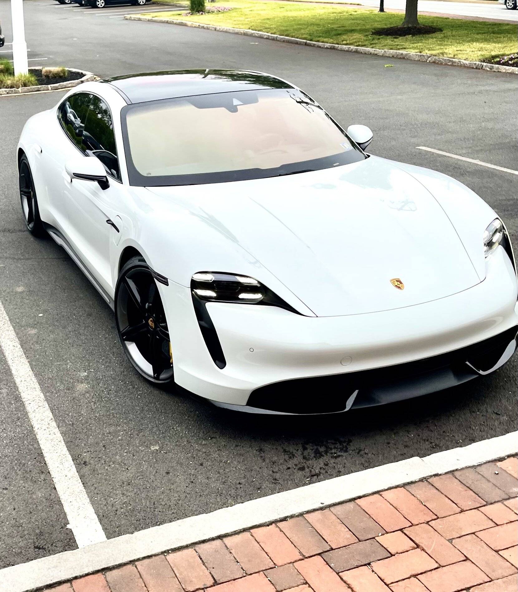 Porsche Taycan CARRARA WHITE Taycan Club 2BD6024E-EE0F-4194-B953-5411EBF50EBD